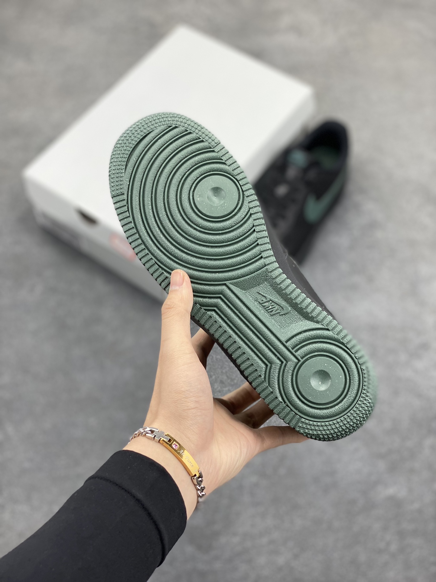 图片[5]-NK Air Force 1 空军一号 黑绿 原楦头原纸板 打造纯正空军版型#专注外贸渠道 全掌内置蜂窝气垫 #原盒配件 原厂中底钢印、拉帮完美 货号：FJ4146-001 尺码：36 36.5 37.5 38 38.5 39 40 40.5 41 42 42.5 43 44 44.5 45-选品中心