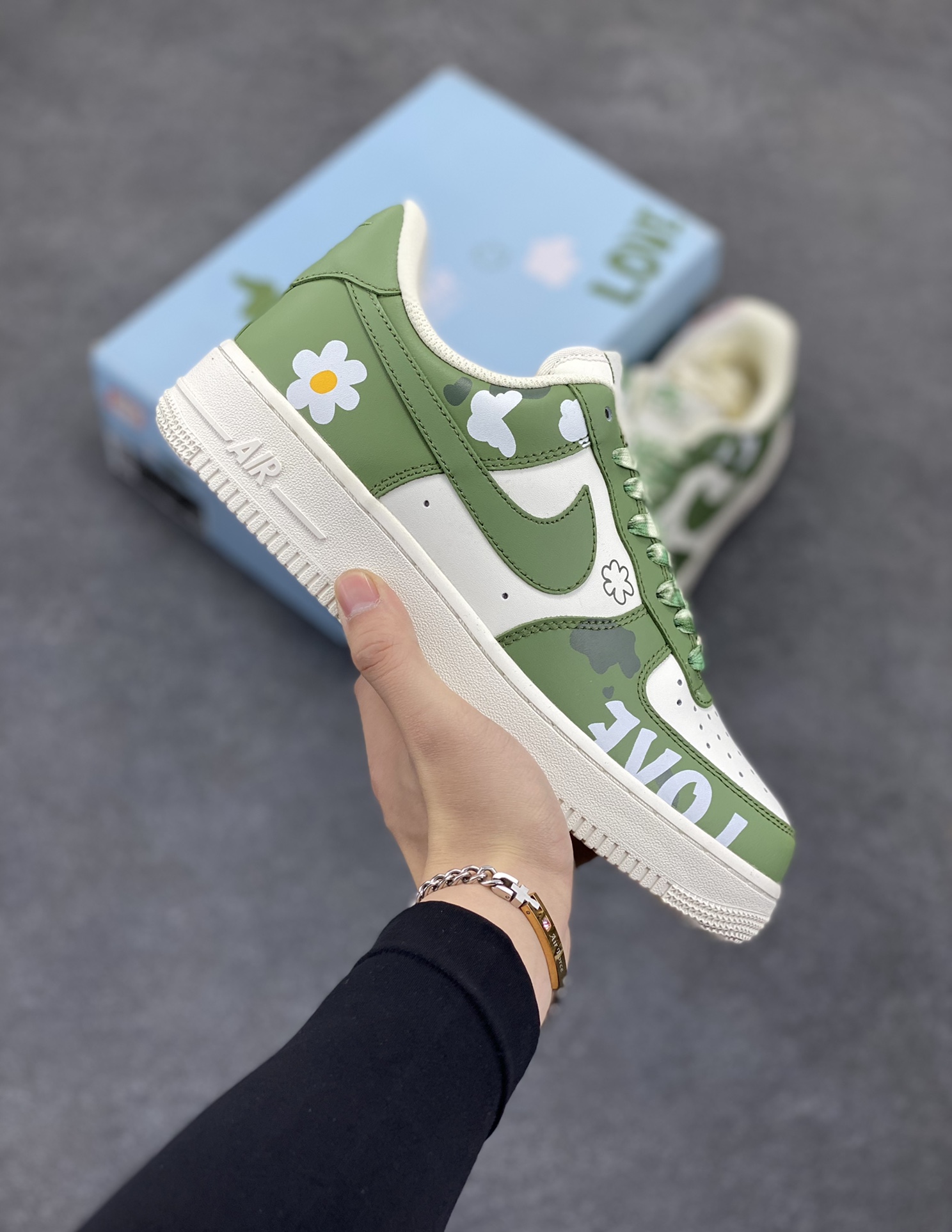 Nike Air Force 1 Low’07 橄榄绿配色 空军一号低帮休闲板鞋 定制皮料 原厂3D打印 定制鞋盒 原楦原纸板 纯正空军版型 内置全掌气垫 货号:CW2288-662 尺码:36 36.5 37.5 38 38.5 39 40 40.5 41 42 42.5 43 44 44.5 45-选品中心