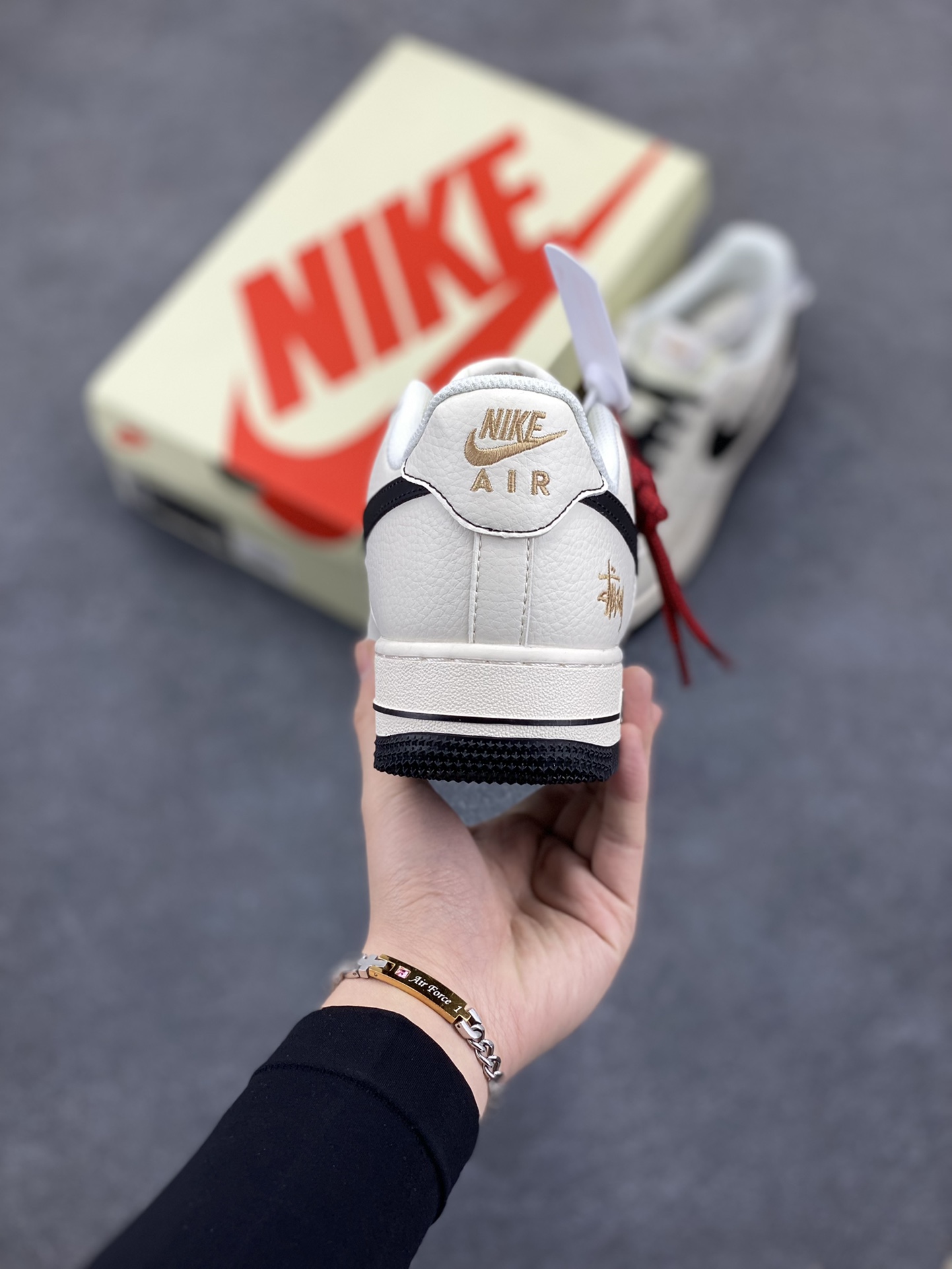 图片[4]-NIke Air Force 1 \’07 Low “斯图西联名——玫瑰金刺绣”空军一号 低帮 运动鞋 休闲鞋 折边针车 工艺难度大 原楦头原纸板 原装鞋盒 定制五金配件 内置全掌气垫 原厂鞋底 货号：XZ6188-720 尺码：36 36.5 37.5 38 38.5 39 40 40.5 41 42 42.5 43 44 44.5 45-选品中心