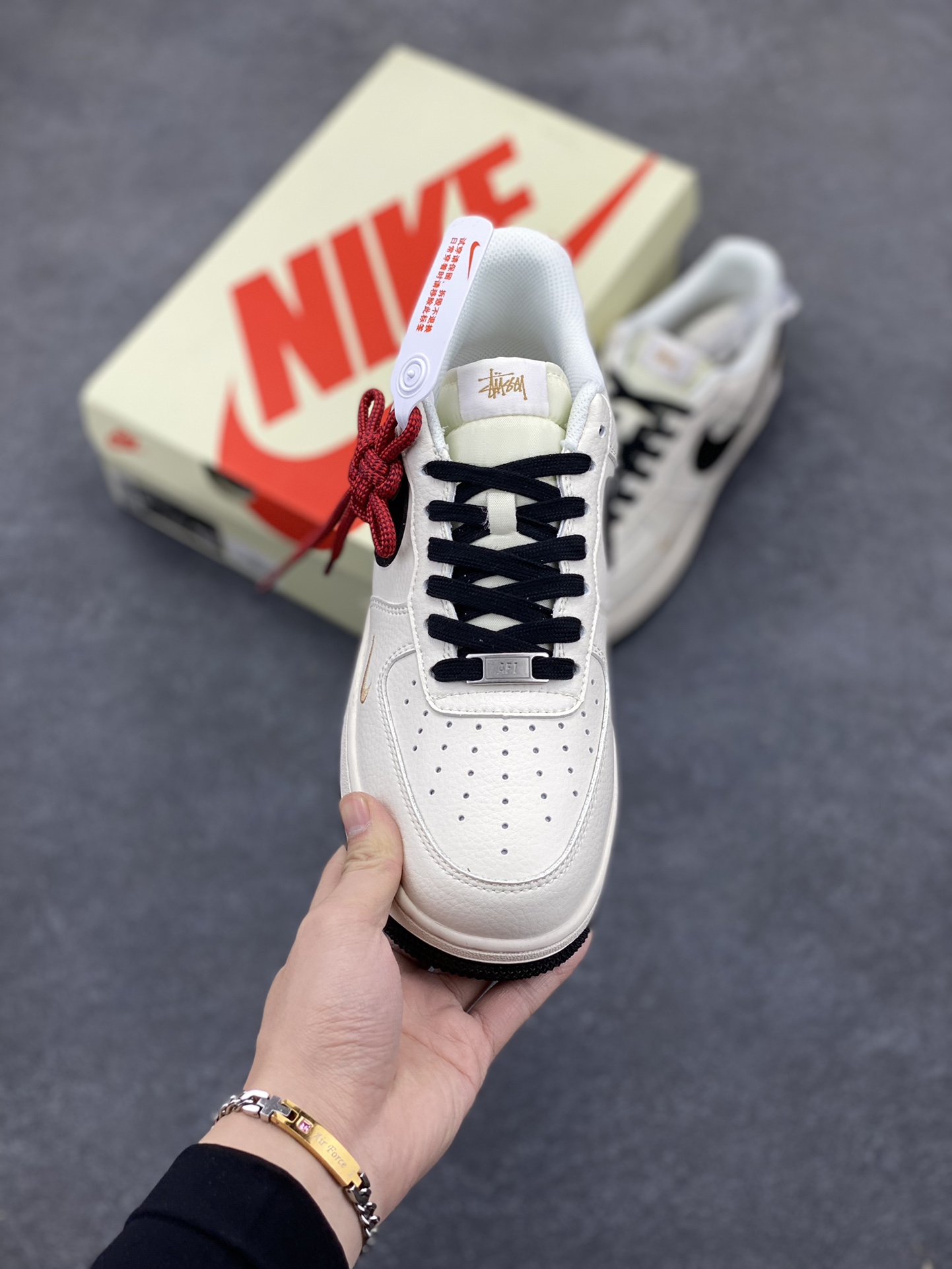 图片[2]-NIke Air Force 1 \’07 Low “斯图西联名——玫瑰金刺绣”空军一号 低帮 运动鞋 休闲鞋 折边针车 工艺难度大 原楦头原纸板 原装鞋盒 定制五金配件 内置全掌气垫 原厂鞋底 货号：XZ6188-720 尺码：36 36.5 37.5 38 38.5 39 40 40.5 41 42 42.5 43 44 44.5 45-选品中心