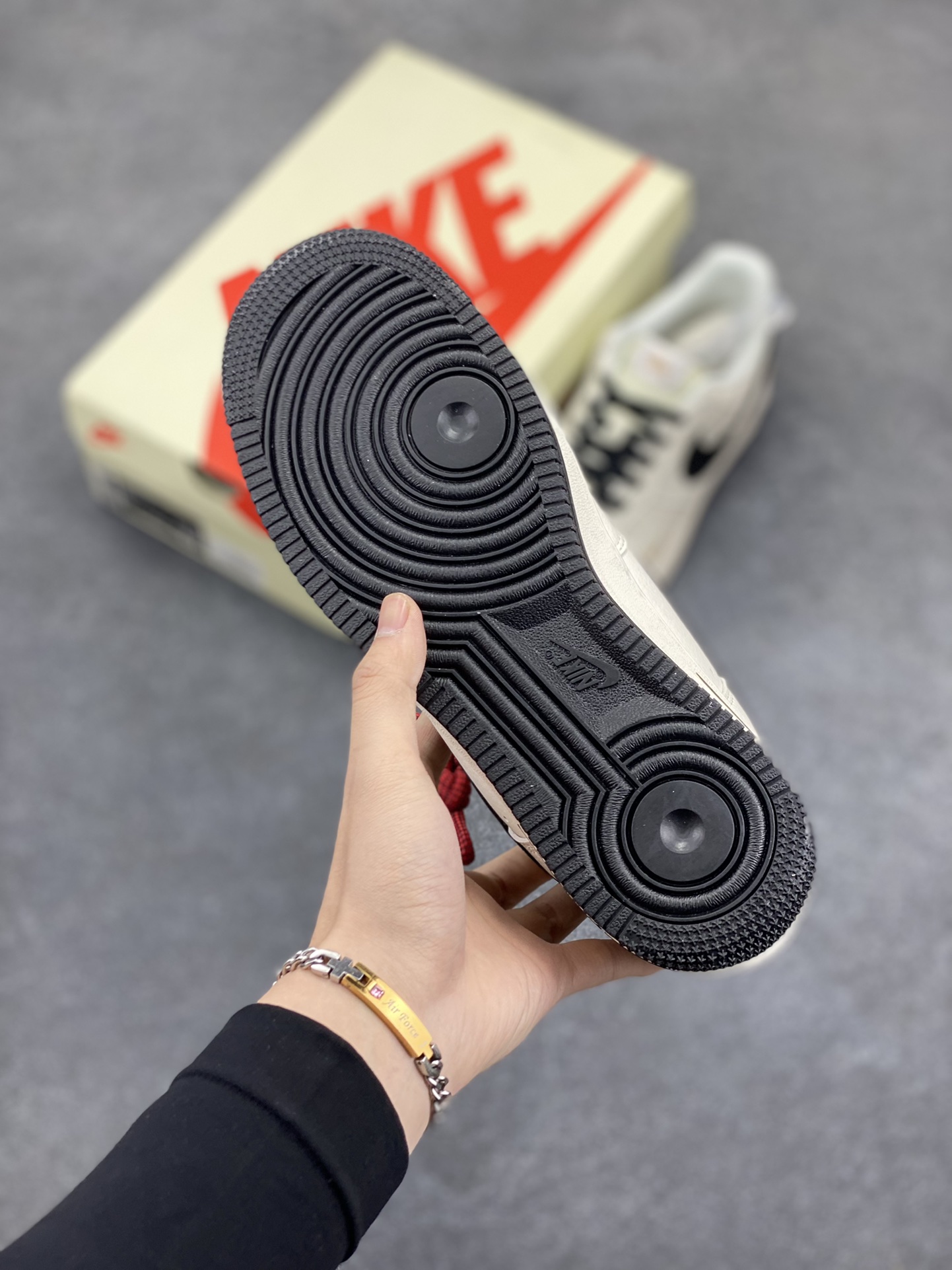 图片[5]-NIke Air Force 1 \’07 Low “斯图西联名——玫瑰金刺绣”空军一号 低帮 运动鞋 休闲鞋 折边针车 工艺难度大 原楦头原纸板 原装鞋盒 定制五金配件 内置全掌气垫 原厂鞋底 货号：XZ6188-720 尺码：36 36.5 37.5 38 38.5 39 40 40.5 41 42 42.5 43 44 44.5 45-选品中心