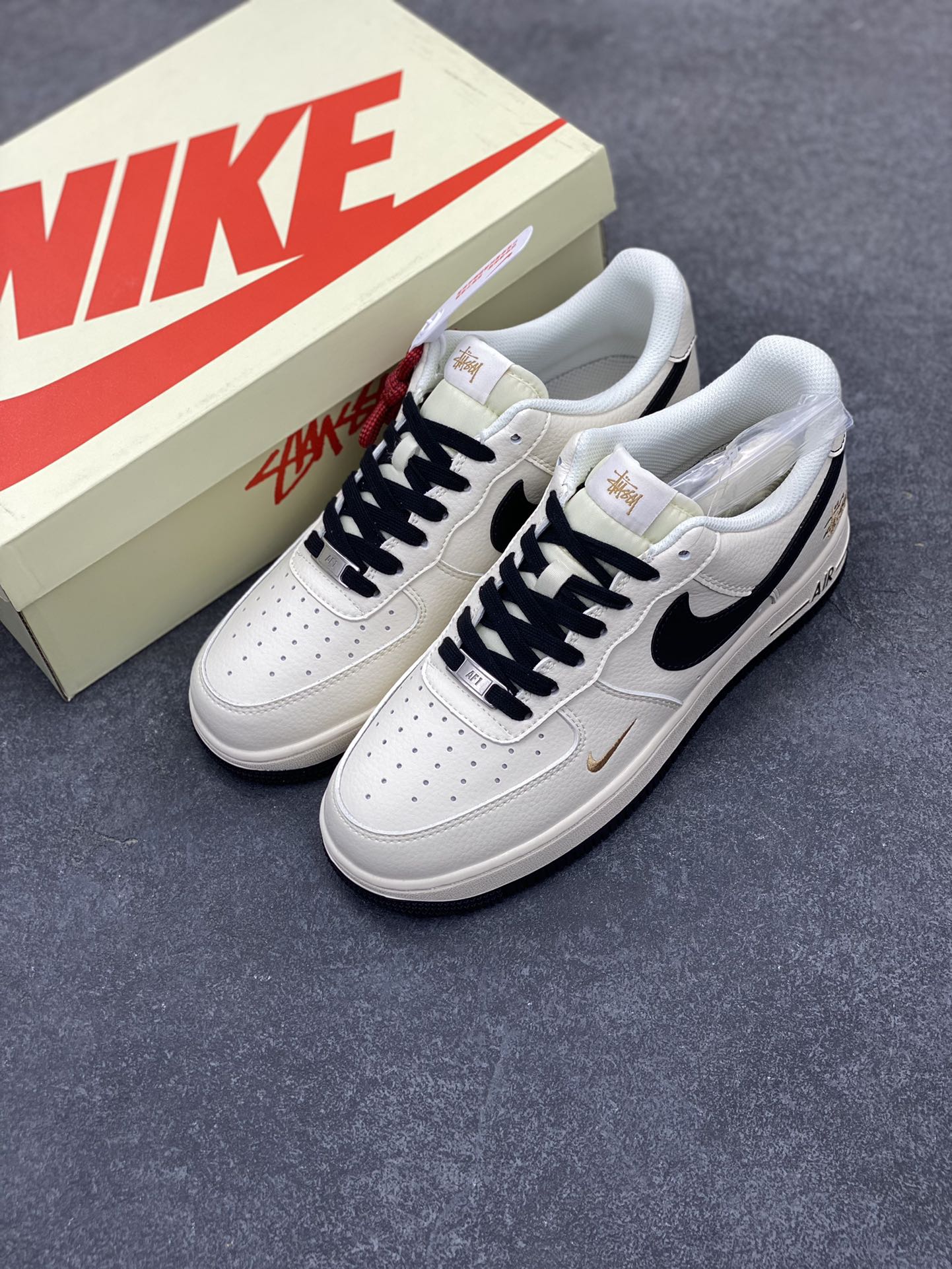 图片[8]-NIke Air Force 1 \’07 Low “斯图西联名——玫瑰金刺绣”空军一号 低帮 运动鞋 休闲鞋 折边针车 工艺难度大 原楦头原纸板 原装鞋盒 定制五金配件 内置全掌气垫 原厂鞋底 货号：XZ6188-720 尺码：36 36.5 37.5 38 38.5 39 40 40.5 41 42 42.5 43 44 44.5 45-选品中心