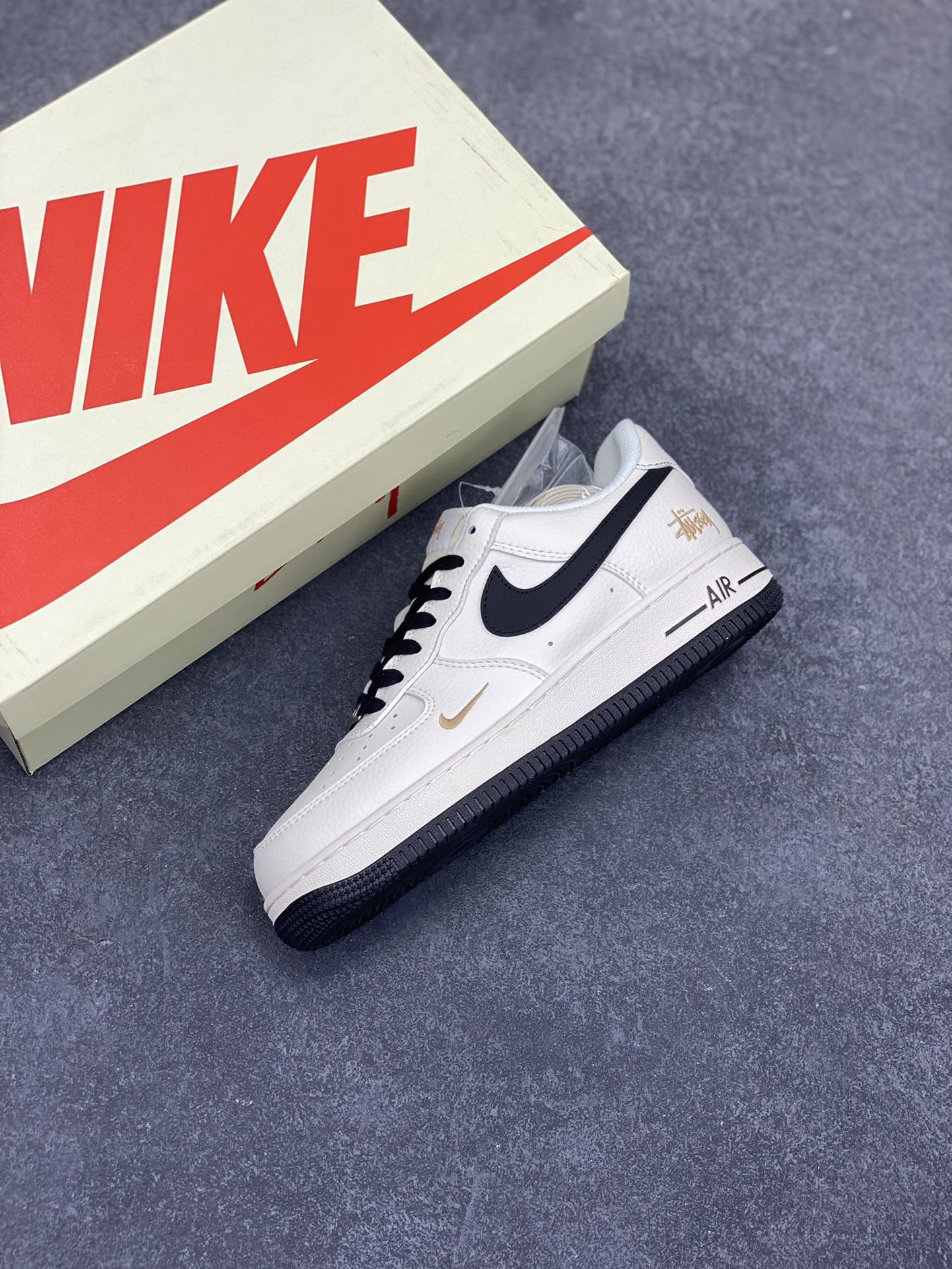 图片[7]-NIke Air Force 1 \’07 Low “斯图西联名——玫瑰金刺绣”空军一号 低帮 运动鞋 休闲鞋 折边针车 工艺难度大 原楦头原纸板 原装鞋盒 定制五金配件 内置全掌气垫 原厂鞋底 货号：XZ6188-720 尺码：36 36.5 37.5 38 38.5 39 40 40.5 41 42 42.5 43 44 44.5 45-选品中心