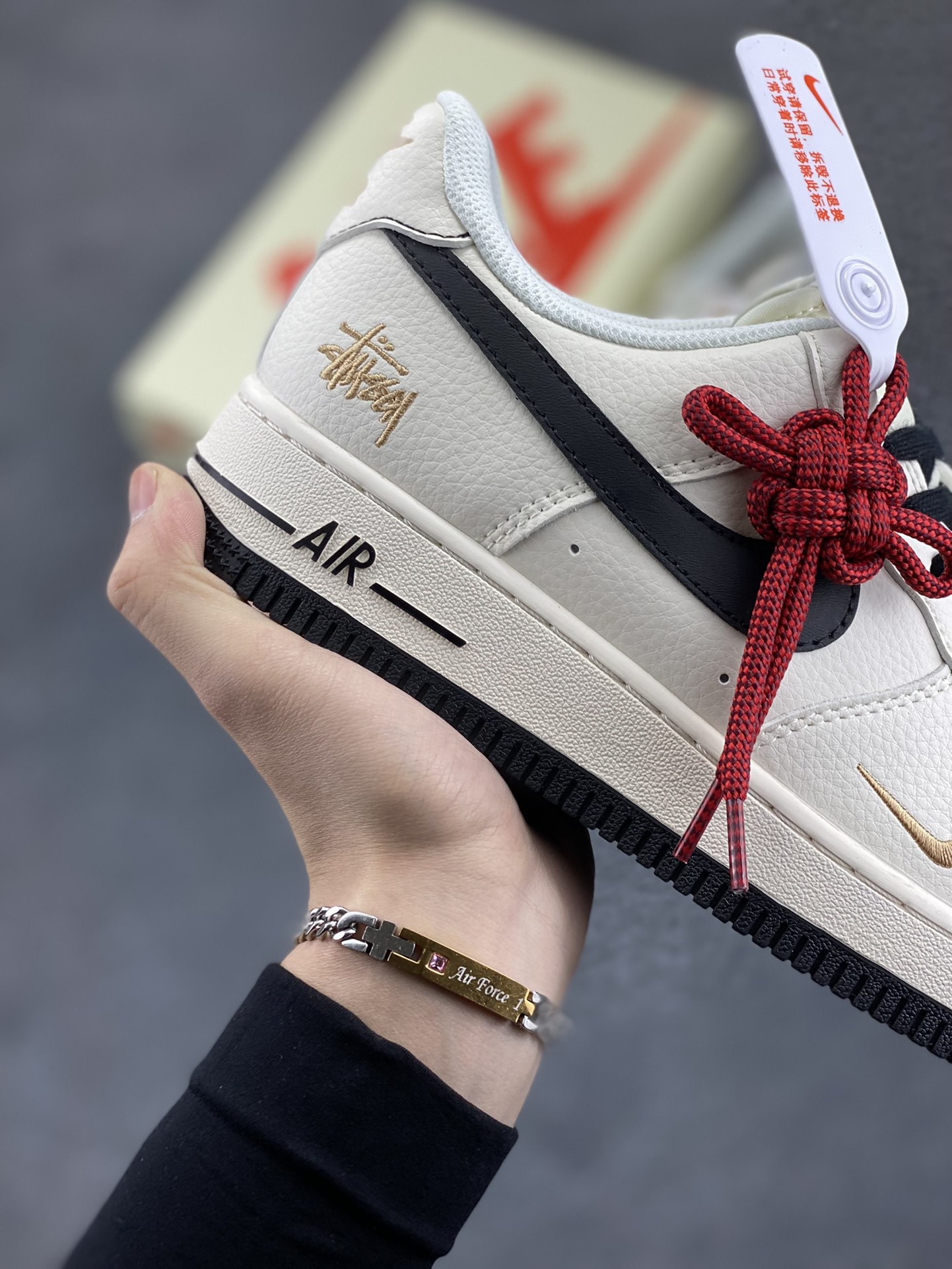 图片[6]-NIke Air Force 1 \’07 Low “斯图西联名——玫瑰金刺绣”空军一号 低帮 运动鞋 休闲鞋 折边针车 工艺难度大 原楦头原纸板 原装鞋盒 定制五金配件 内置全掌气垫 原厂鞋底 货号：XZ6188-720 尺码：36 36.5 37.5 38 38.5 39 40 40.5 41 42 42.5 43 44 44.5 45-选品中心
