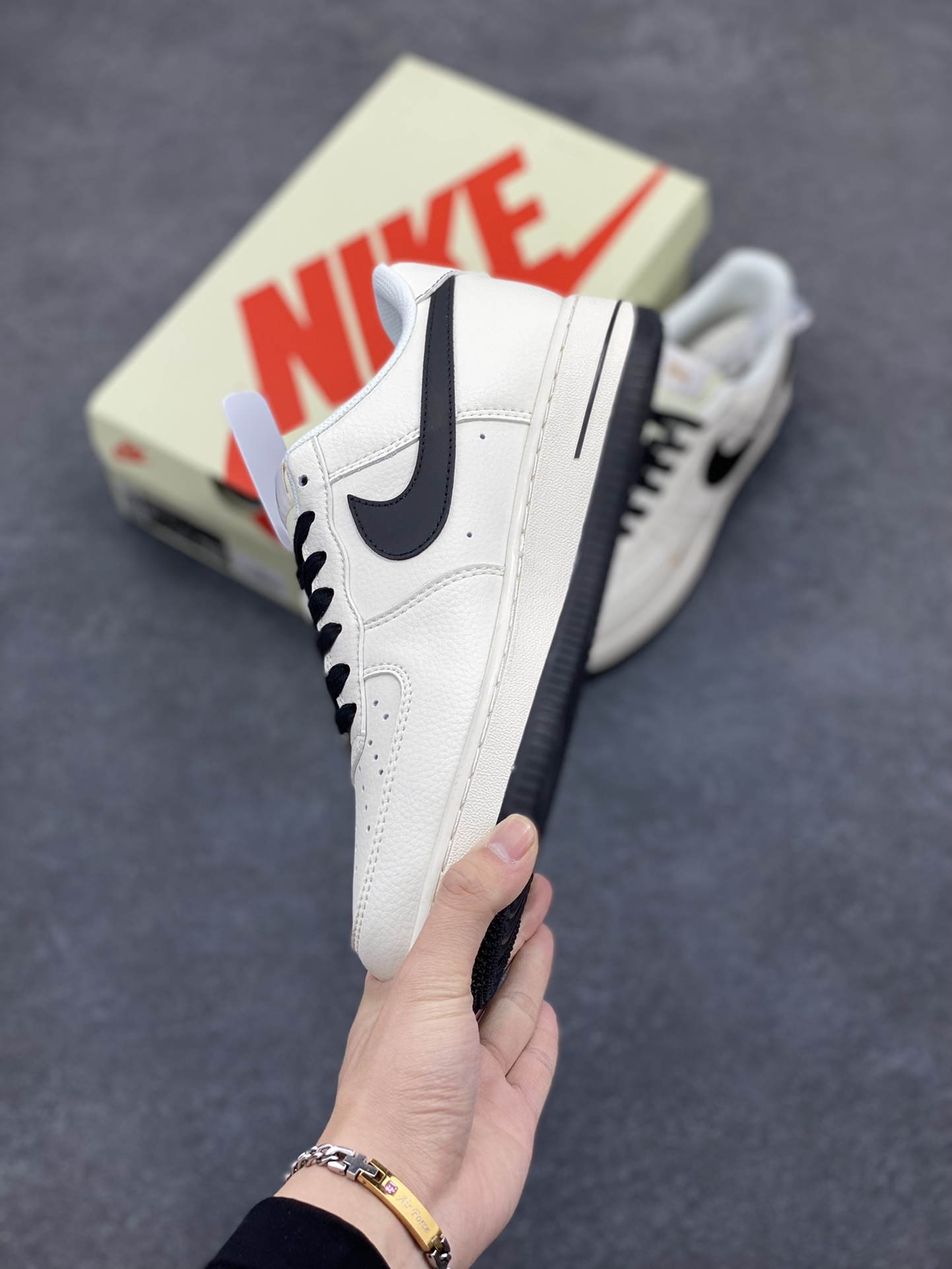 图片[3]-NIke Air Force 1 \’07 Low “斯图西联名——玫瑰金刺绣”空军一号 低帮 运动鞋 休闲鞋 折边针车 工艺难度大 原楦头原纸板 原装鞋盒 定制五金配件 内置全掌气垫 原厂鞋底 货号：XZ6188-720 尺码：36 36.5 37.5 38 38.5 39 40 40.5 41 42 42.5 43 44 44.5 45-选品中心