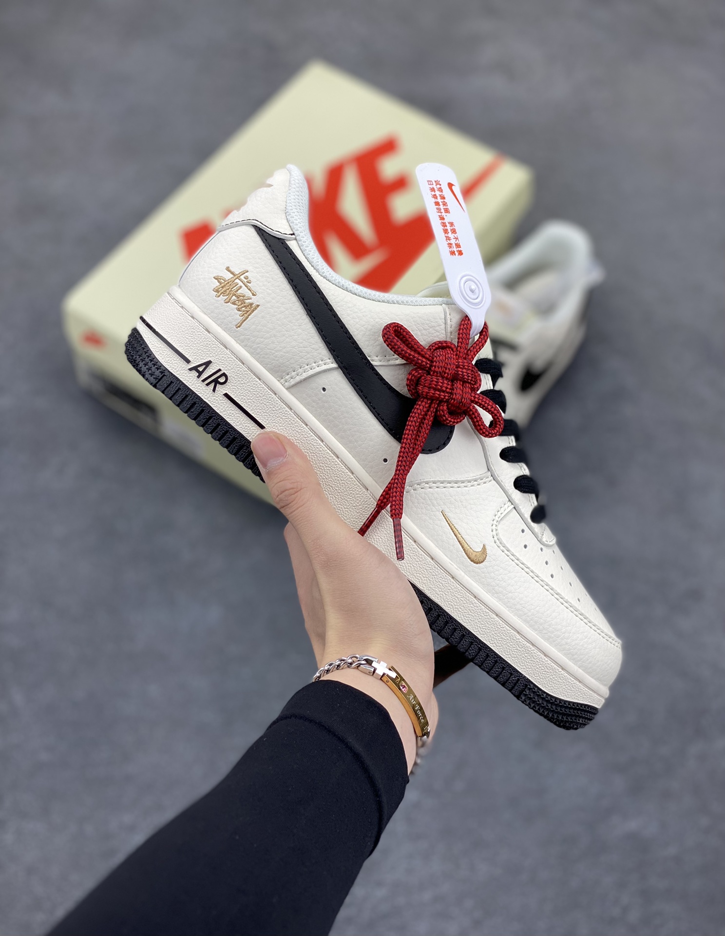 NIke Air Force 1 \'07 Low “斯图西联名——玫瑰金刺绣”空军一号 低帮 运动鞋 休闲鞋 折边针车 工艺难度大 原楦头原纸板 原装鞋盒 定制五金配件 内置全掌气垫 原厂鞋底 货号：XZ6188-720 尺码：36 36.5 37.5 38 38.5 39 40 40.5 41 42 42.5 43 44 44.5 45-选品中心