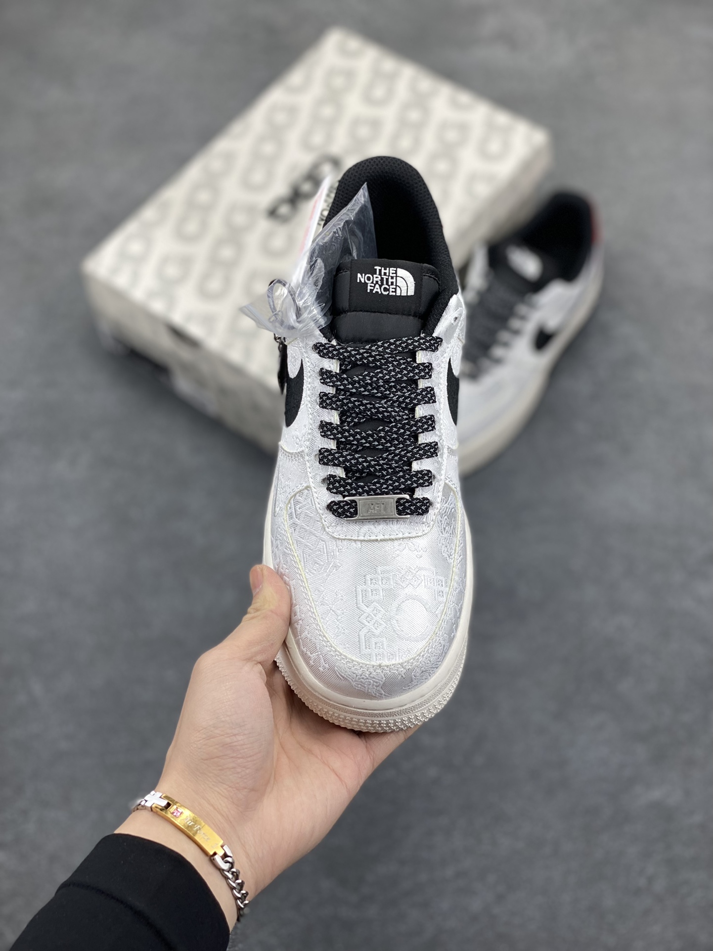 图片[2]-NIke Air Force 1 \’07 Low “北面冠希联名——双拼白丝绸”空军一号 低帮 运动鞋 休闲鞋 折边针车 工艺难度大 原楦头原纸板 原装鞋盒 定制五金配件 内置全掌气垫 原厂鞋底 货号：DM6868-054 尺码：36 36.5 37.5 38 38.5 39 40 40.5 41 42 42.5 43 44 44.5 45-选品中心