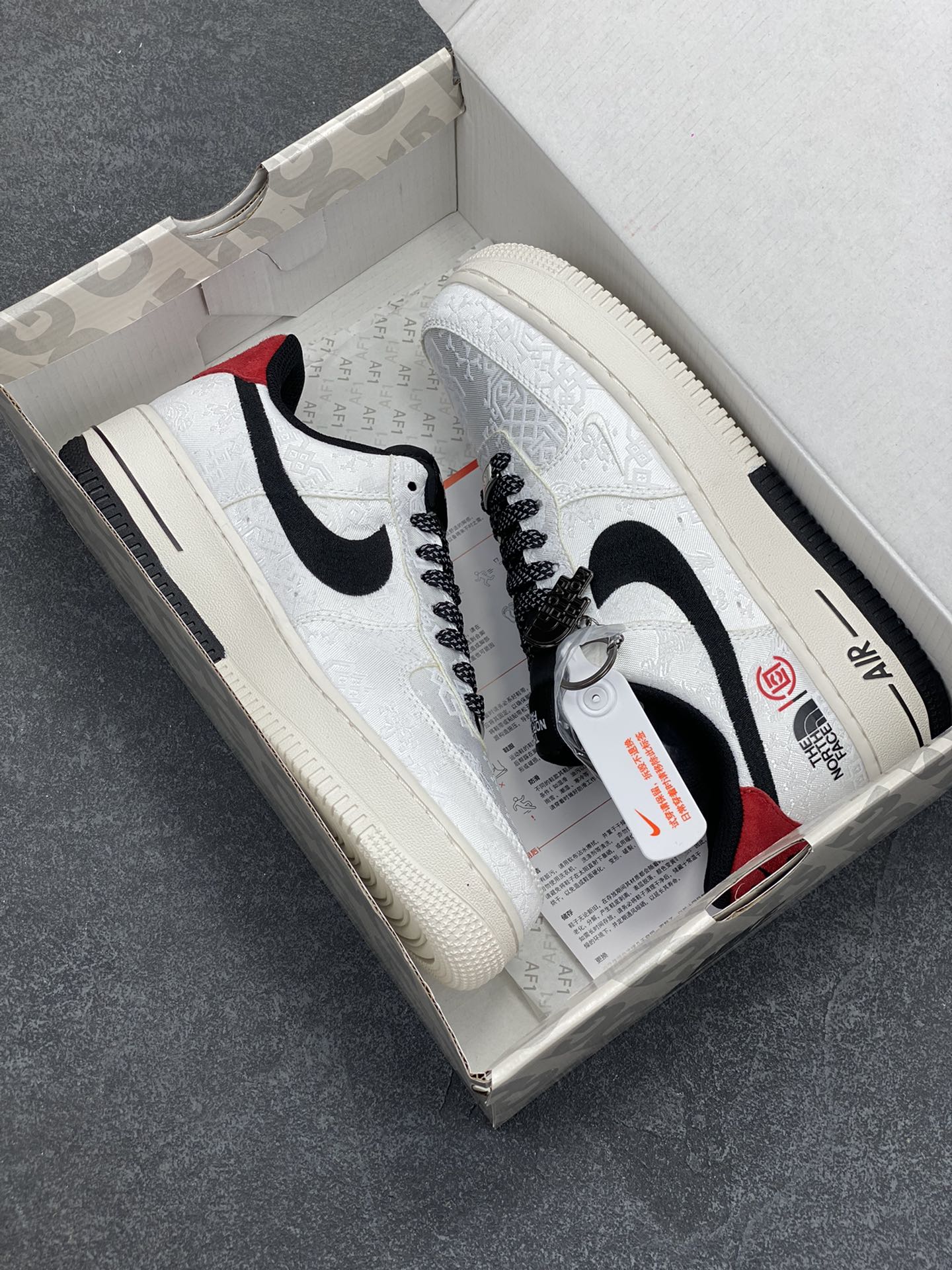 图片[9]-NIke Air Force 1 \’07 Low “北面冠希联名——双拼白丝绸”空军一号 低帮 运动鞋 休闲鞋 折边针车 工艺难度大 原楦头原纸板 原装鞋盒 定制五金配件 内置全掌气垫 原厂鞋底 货号：DM6868-054 尺码：36 36.5 37.5 38 38.5 39 40 40.5 41 42 42.5 43 44 44.5 45-选品中心