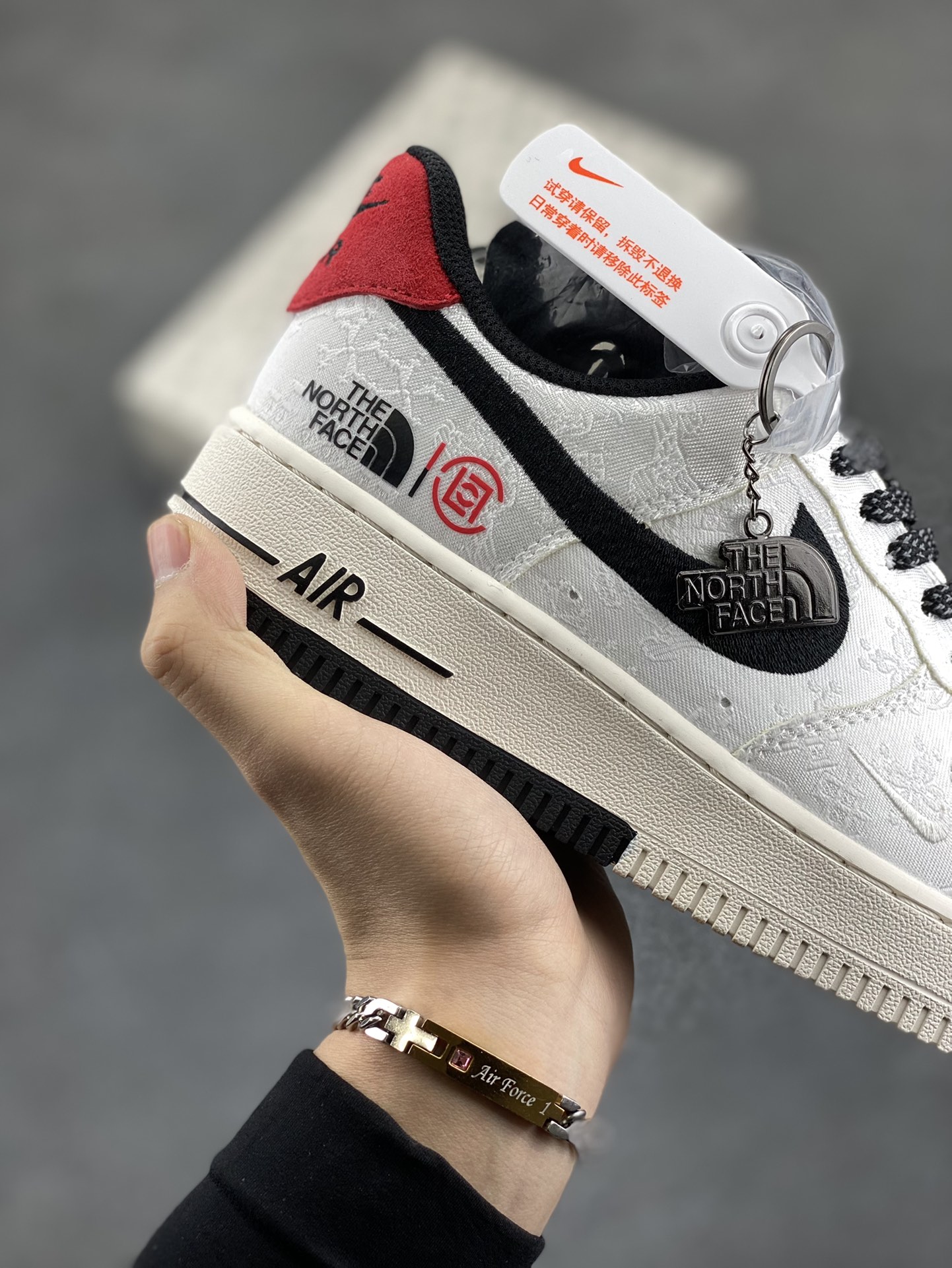 图片[6]-NIke Air Force 1 \’07 Low “北面冠希联名——双拼白丝绸”空军一号 低帮 运动鞋 休闲鞋 折边针车 工艺难度大 原楦头原纸板 原装鞋盒 定制五金配件 内置全掌气垫 原厂鞋底 货号：DM6868-054 尺码：36 36.5 37.5 38 38.5 39 40 40.5 41 42 42.5 43 44 44.5 45-选品中心