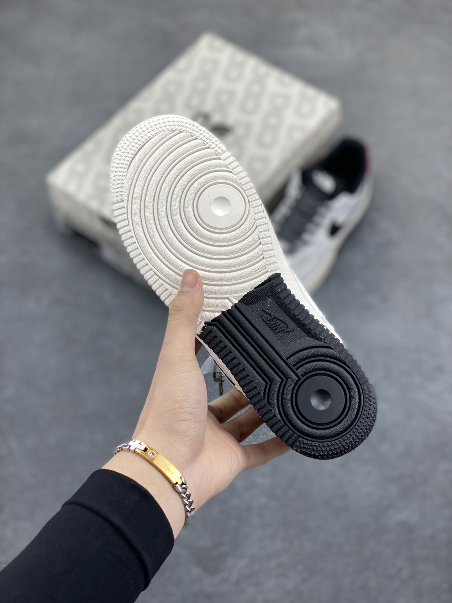 图片[5]-NIke Air Force 1 \’07 Low “北面冠希联名——双拼白丝绸”空军一号 低帮 运动鞋 休闲鞋 折边针车 工艺难度大 原楦头原纸板 原装鞋盒 定制五金配件 内置全掌气垫 原厂鞋底 货号：DM6868-054 尺码：36 36.5 37.5 38 38.5 39 40 40.5 41 42 42.5 43 44 44.5 45-选品中心