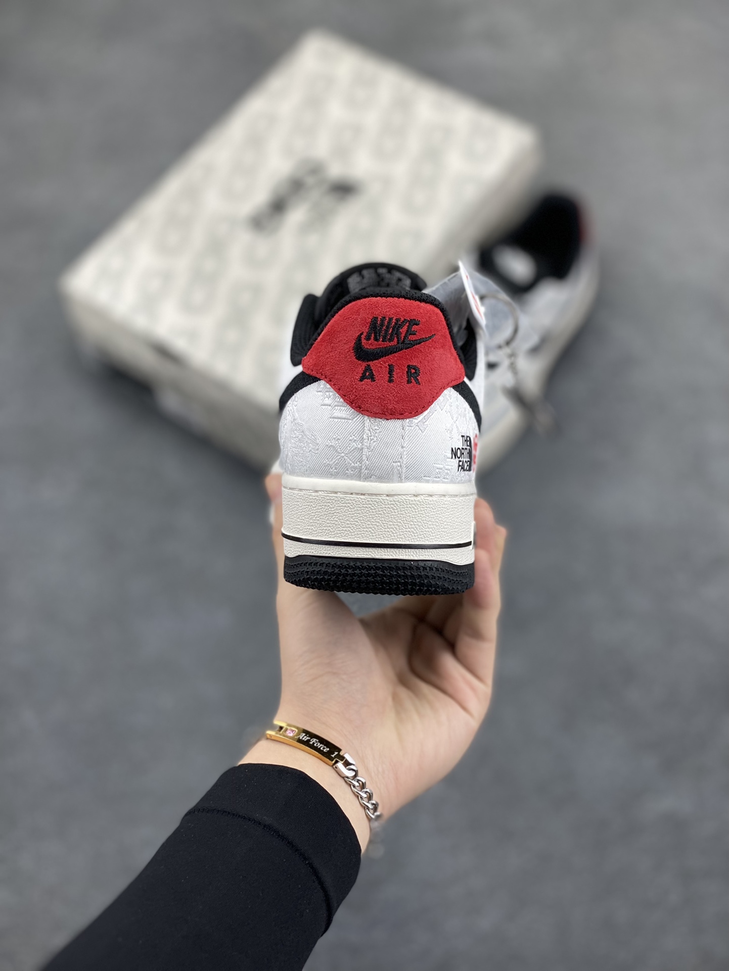 图片[4]-NIke Air Force 1 \’07 Low “北面冠希联名——双拼白丝绸”空军一号 低帮 运动鞋 休闲鞋 折边针车 工艺难度大 原楦头原纸板 原装鞋盒 定制五金配件 内置全掌气垫 原厂鞋底 货号：DM6868-054 尺码：36 36.5 37.5 38 38.5 39 40 40.5 41 42 42.5 43 44 44.5 45-选品中心