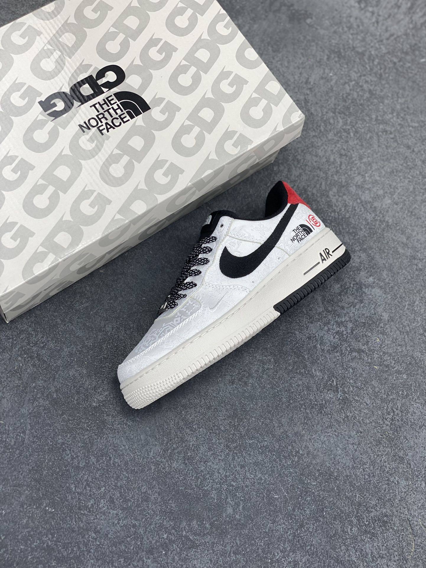 图片[7]-NIke Air Force 1 \’07 Low “北面冠希联名——双拼白丝绸”空军一号 低帮 运动鞋 休闲鞋 折边针车 工艺难度大 原楦头原纸板 原装鞋盒 定制五金配件 内置全掌气垫 原厂鞋底 货号：DM6868-054 尺码：36 36.5 37.5 38 38.5 39 40 40.5 41 42 42.5 43 44 44.5 45-选品中心