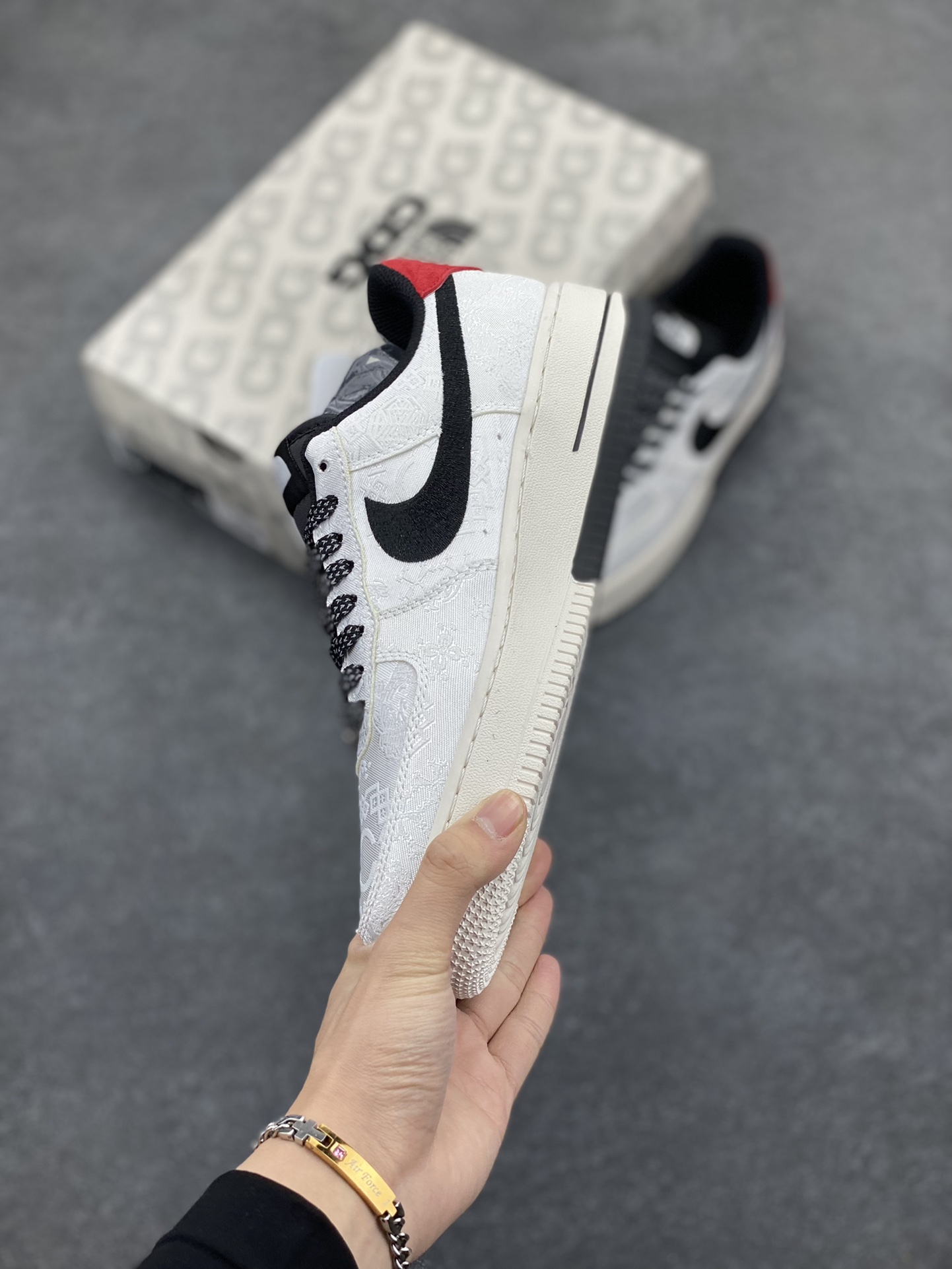 图片[3]-NIke Air Force 1 \’07 Low “北面冠希联名——双拼白丝绸”空军一号 低帮 运动鞋 休闲鞋 折边针车 工艺难度大 原楦头原纸板 原装鞋盒 定制五金配件 内置全掌气垫 原厂鞋底 货号：DM6868-054 尺码：36 36.5 37.5 38 38.5 39 40 40.5 41 42 42.5 43 44 44.5 45-选品中心