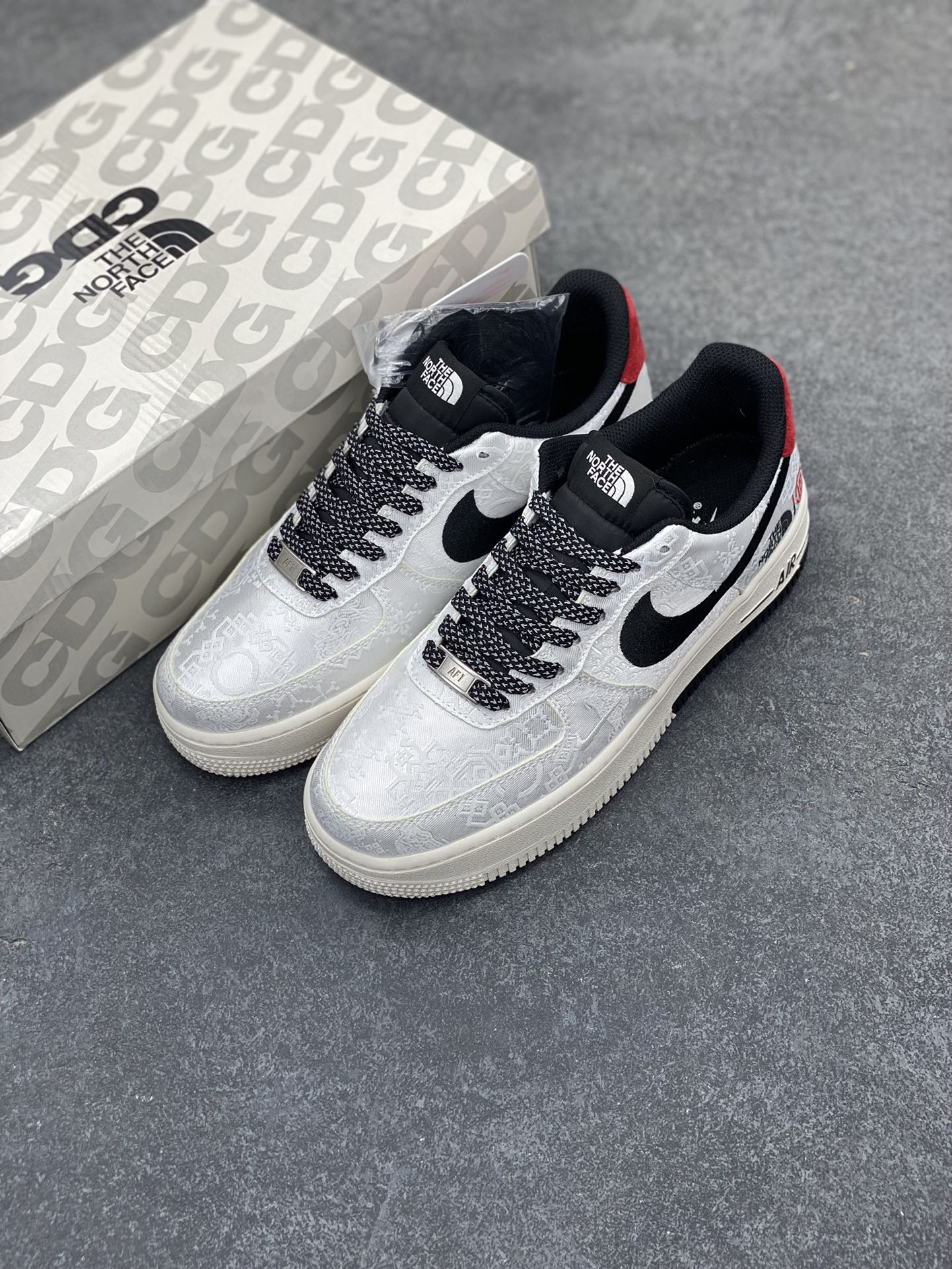 图片[8]-NIke Air Force 1 \’07 Low “北面冠希联名——双拼白丝绸”空军一号 低帮 运动鞋 休闲鞋 折边针车 工艺难度大 原楦头原纸板 原装鞋盒 定制五金配件 内置全掌气垫 原厂鞋底 货号：DM6868-054 尺码：36 36.5 37.5 38 38.5 39 40 40.5 41 42 42.5 43 44 44.5 45-选品中心