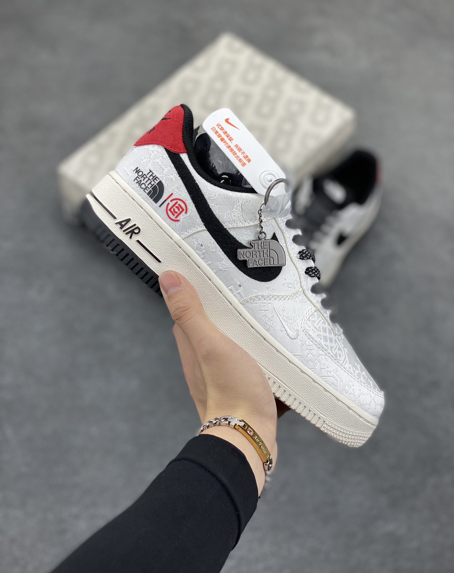 NIke Air Force 1 \’07 Low “北面冠希联名——双拼白丝绸”空军一号 低帮 运动鞋 休闲鞋 折边针车 工艺难度大 原楦头原纸板 原装鞋盒 定制五金配件 内置全掌气垫 原厂鞋底 货号:DM6868-054 尺码:36 36.5 37.5 38 38.5 39 40 40.5 41 42 42.5 43 44 44.5 45-选品中心
