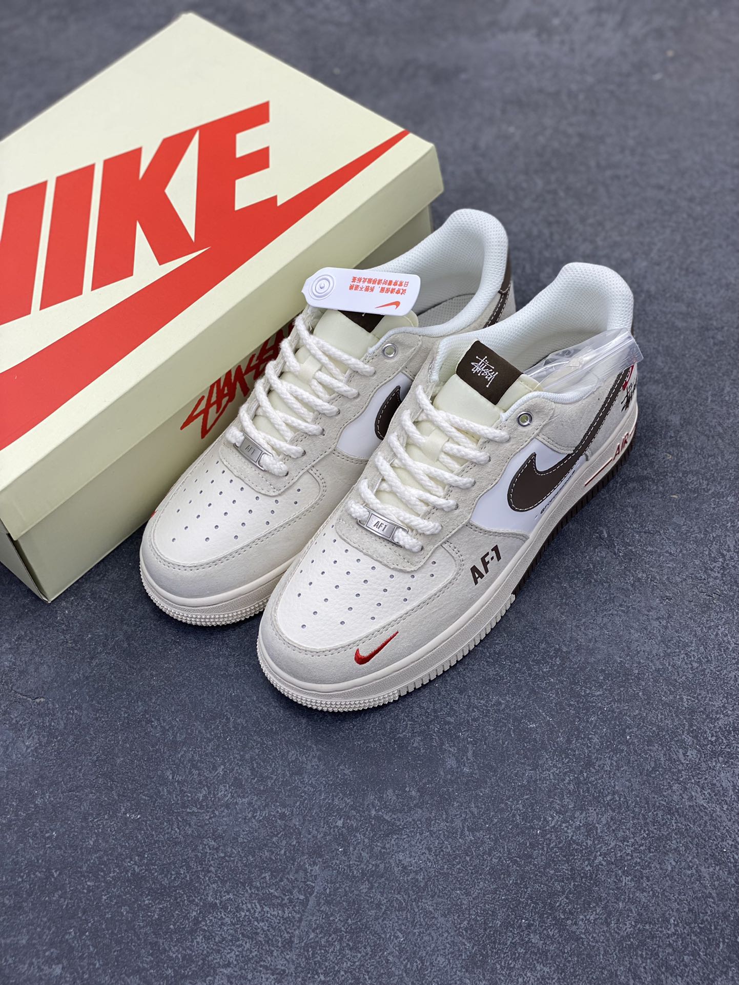 图片[8]-NIke Air Force 1 \’07 Low “斯图西联名——双拼米浅粽”空军一号 低帮 运动鞋 休闲鞋 折边针车 工艺难度大 原楦头原纸板 原装鞋盒 定制五金配件 内置全掌气垫 原厂鞋底 货号：SJ6698-025 尺码：36 36.5 37.5 38 38.5 39 40 40.5 41 42 42.5 43 44 44.5 45-选品中心
