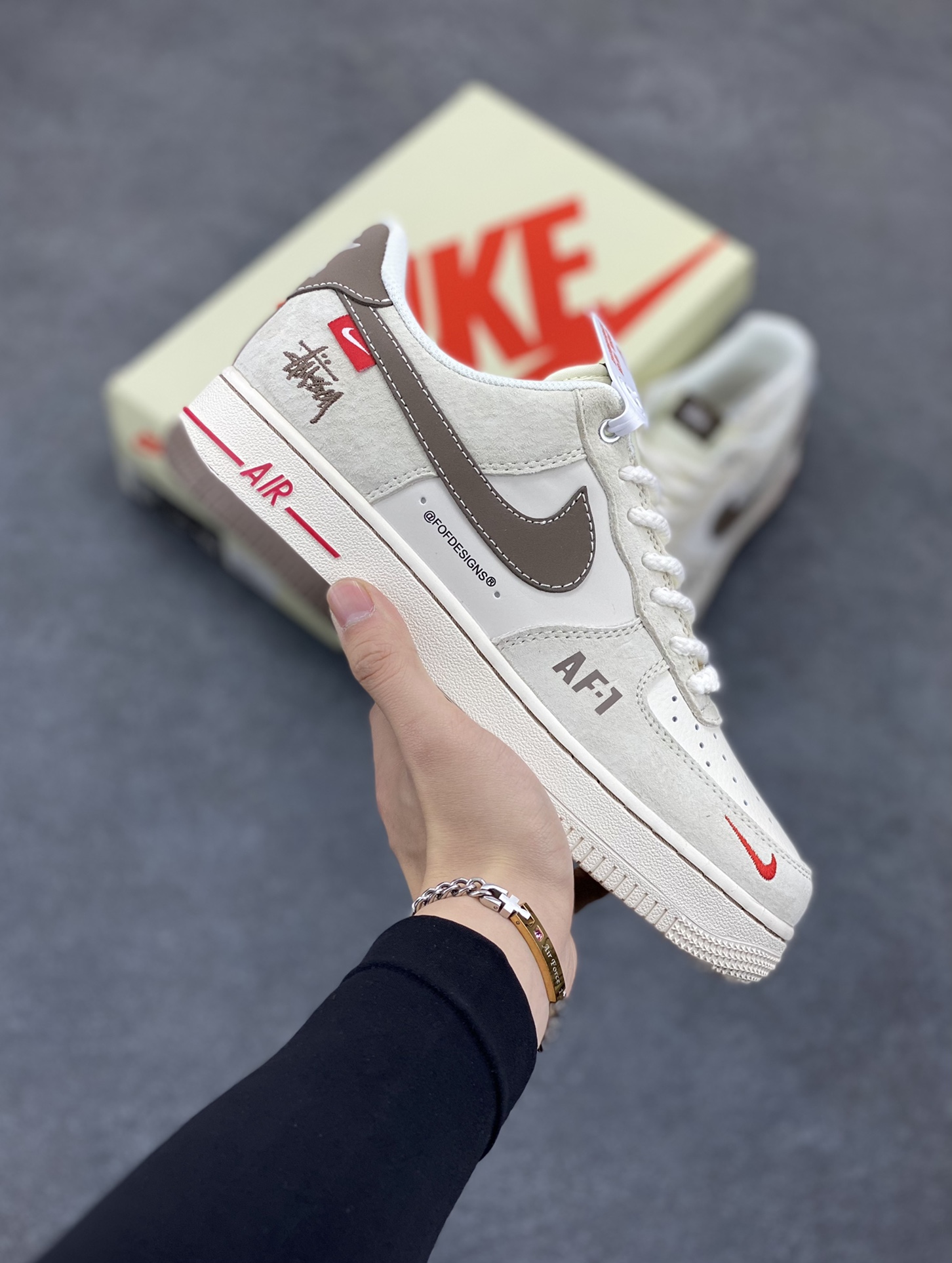 NIke Air Force 1 \'07 Low “斯图西联名——双拼米浅粽”空军一号 低帮 运动鞋 休闲鞋 折边针车 工艺难度大 原楦头原纸板 原装鞋盒 定制五金配件 内置全掌气垫 原厂鞋底 货号：SJ6698-025 尺码：36 36.5 37.5 38 38.5 39 40 40.5 41 42 42.5 43 44 44.5 45-选品中心