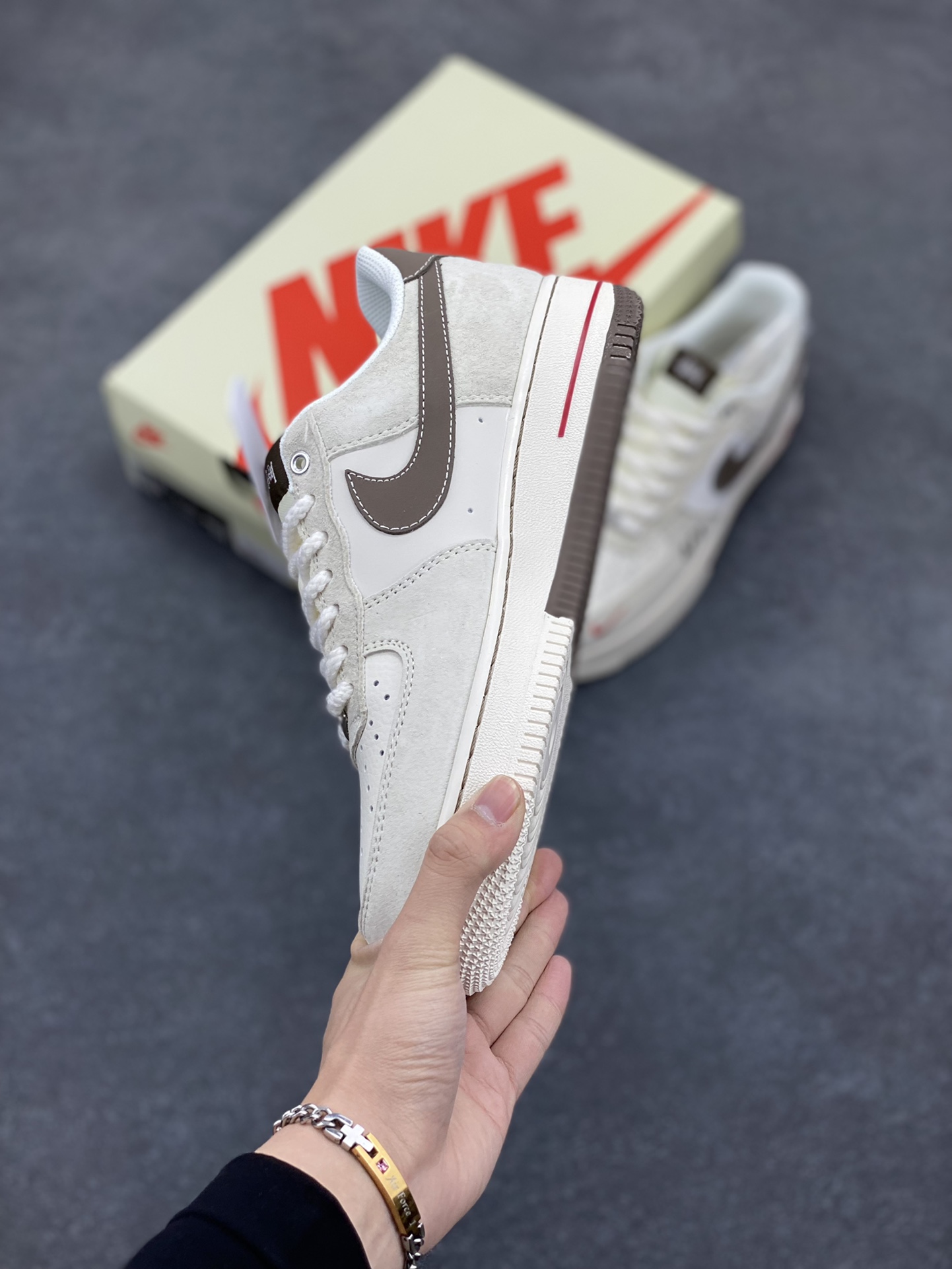 图片[3]-NIke Air Force 1 \’07 Low “斯图西联名——双拼米浅粽”空军一号 低帮 运动鞋 休闲鞋 折边针车 工艺难度大 原楦头原纸板 原装鞋盒 定制五金配件 内置全掌气垫 原厂鞋底 货号：SJ6698-025 尺码：36 36.5 37.5 38 38.5 39 40 40.5 41 42 42.5 43 44 44.5 45-选品中心