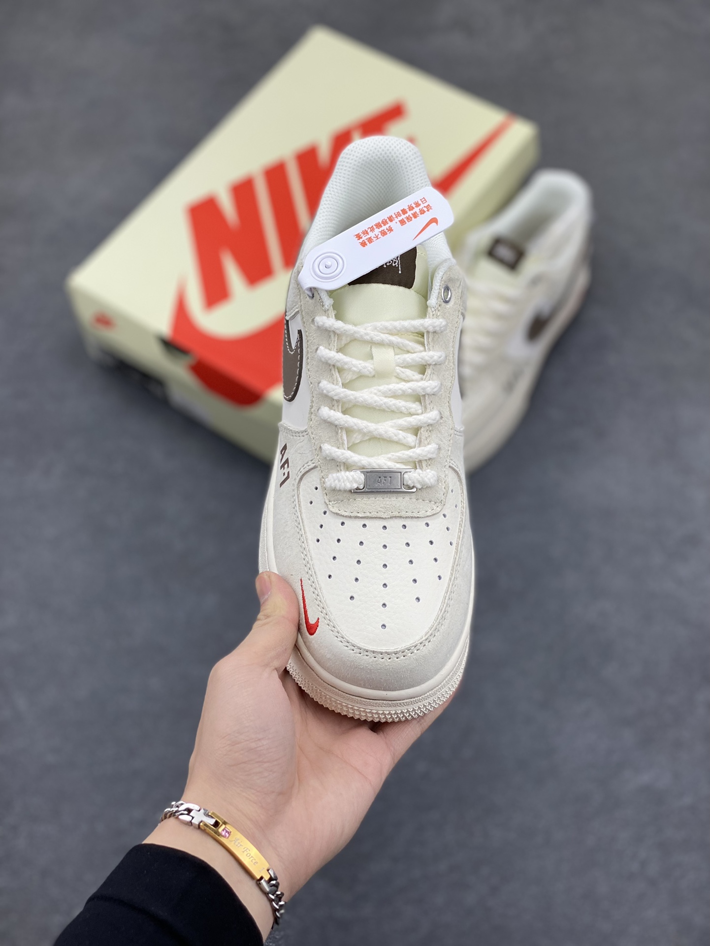 图片[2]-NIke Air Force 1 \’07 Low “斯图西联名——双拼米浅粽”空军一号 低帮 运动鞋 休闲鞋 折边针车 工艺难度大 原楦头原纸板 原装鞋盒 定制五金配件 内置全掌气垫 原厂鞋底 货号：SJ6698-025 尺码：36 36.5 37.5 38 38.5 39 40 40.5 41 42 42.5 43 44 44.5 45-选品中心