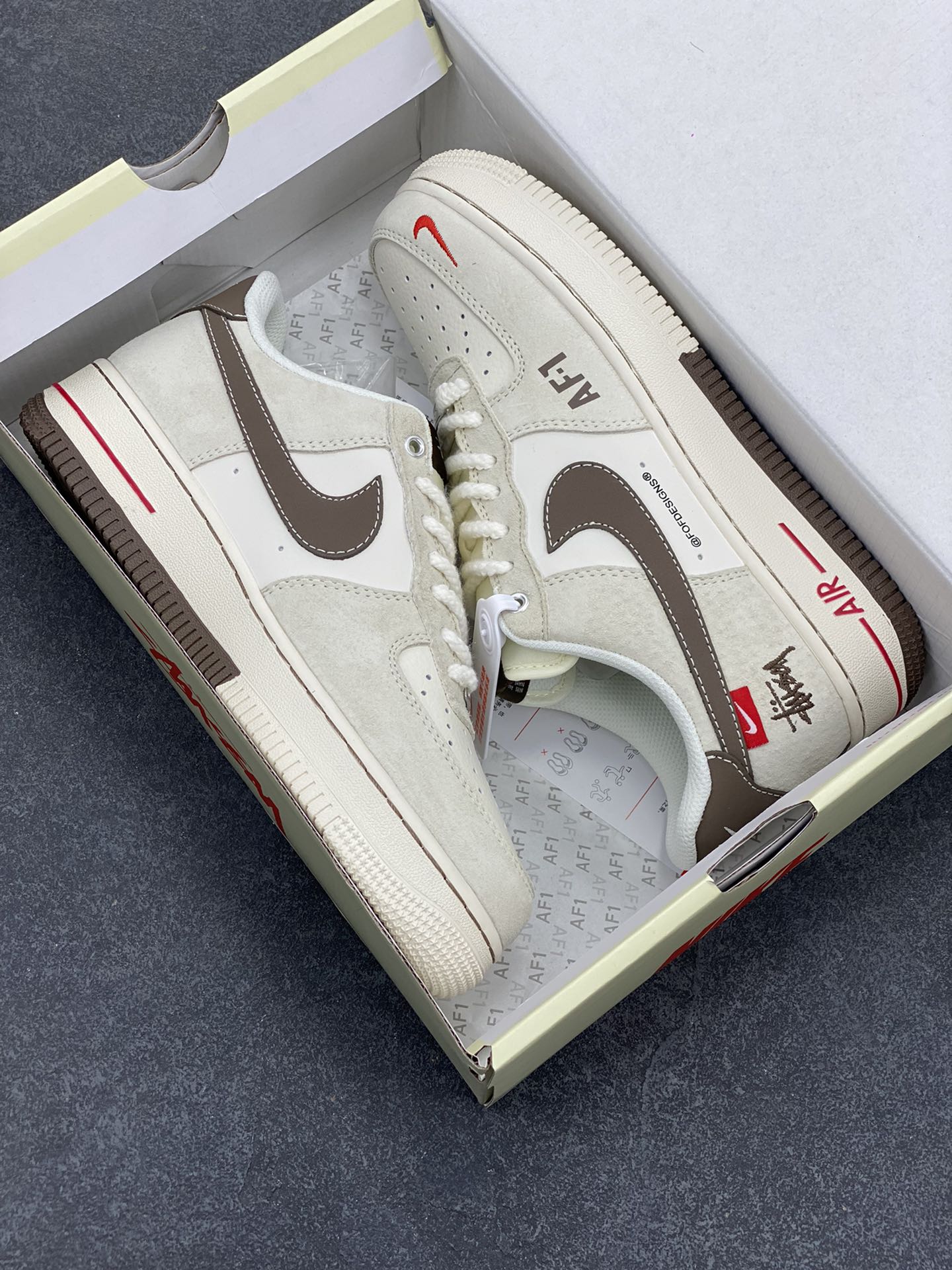 图片[9]-NIke Air Force 1 \’07 Low “斯图西联名——双拼米浅粽”空军一号 低帮 运动鞋 休闲鞋 折边针车 工艺难度大 原楦头原纸板 原装鞋盒 定制五金配件 内置全掌气垫 原厂鞋底 货号：SJ6698-025 尺码：36 36.5 37.5 38 38.5 39 40 40.5 41 42 42.5 43 44 44.5 45-选品中心