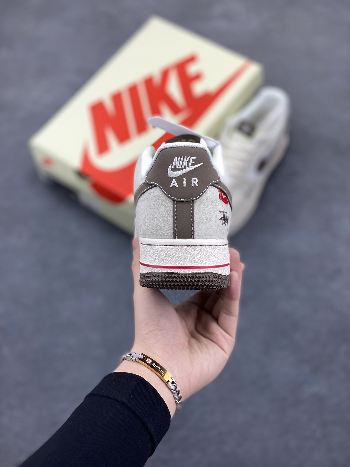 图片[4]-NIke Air Force 1 \’07 Low “斯图西联名——双拼米浅粽”空军一号 低帮 运动鞋 休闲鞋 折边针车 工艺难度大 原楦头原纸板 原装鞋盒 定制五金配件 内置全掌气垫 原厂鞋底 货号：SJ6698-025 尺码：36 36.5 37.5 38 38.5 39 40 40.5 41 42 42.5 43 44 44.5 45-选品中心