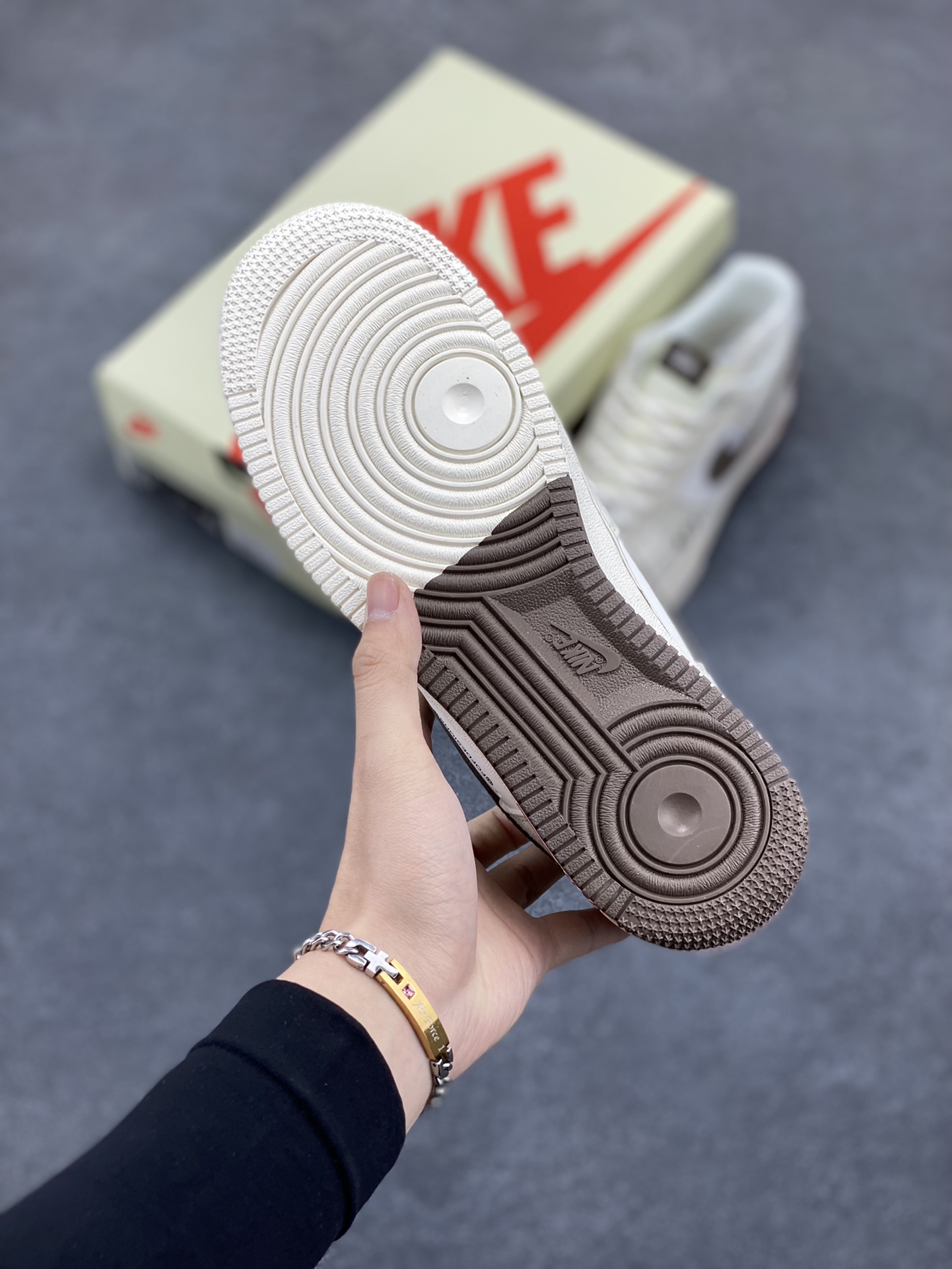 图片[5]-NIke Air Force 1 \’07 Low “斯图西联名——双拼米浅粽”空军一号 低帮 运动鞋 休闲鞋 折边针车 工艺难度大 原楦头原纸板 原装鞋盒 定制五金配件 内置全掌气垫 原厂鞋底 货号：SJ6698-025 尺码：36 36.5 37.5 38 38.5 39 40 40.5 41 42 42.5 43 44 44.5 45-选品中心