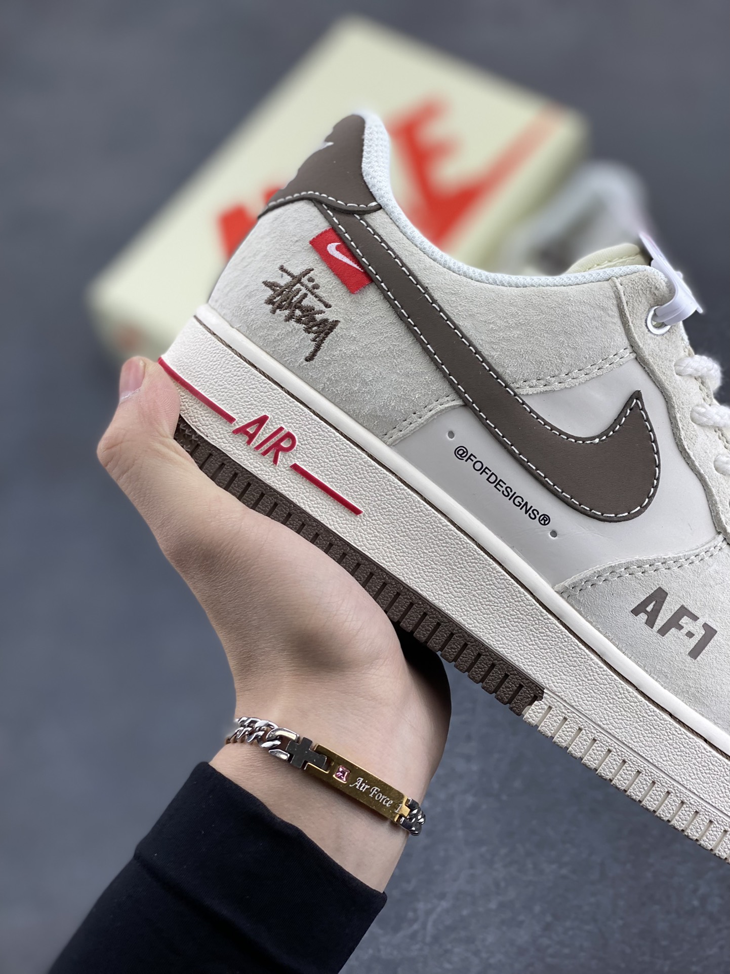 图片[6]-NIke Air Force 1 \’07 Low “斯图西联名——双拼米浅粽”空军一号 低帮 运动鞋 休闲鞋 折边针车 工艺难度大 原楦头原纸板 原装鞋盒 定制五金配件 内置全掌气垫 原厂鞋底 货号：SJ6698-025 尺码：36 36.5 37.5 38 38.5 39 40 40.5 41 42 42.5 43 44 44.5 45-选品中心