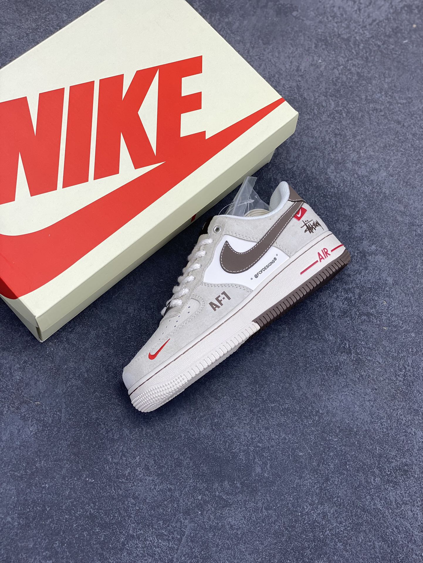 图片[7]-NIke Air Force 1 \’07 Low “斯图西联名——双拼米浅粽”空军一号 低帮 运动鞋 休闲鞋 折边针车 工艺难度大 原楦头原纸板 原装鞋盒 定制五金配件 内置全掌气垫 原厂鞋底 货号：SJ6698-025 尺码：36 36.5 37.5 38 38.5 39 40 40.5 41 42 42.5 43 44 44.5 45-选品中心