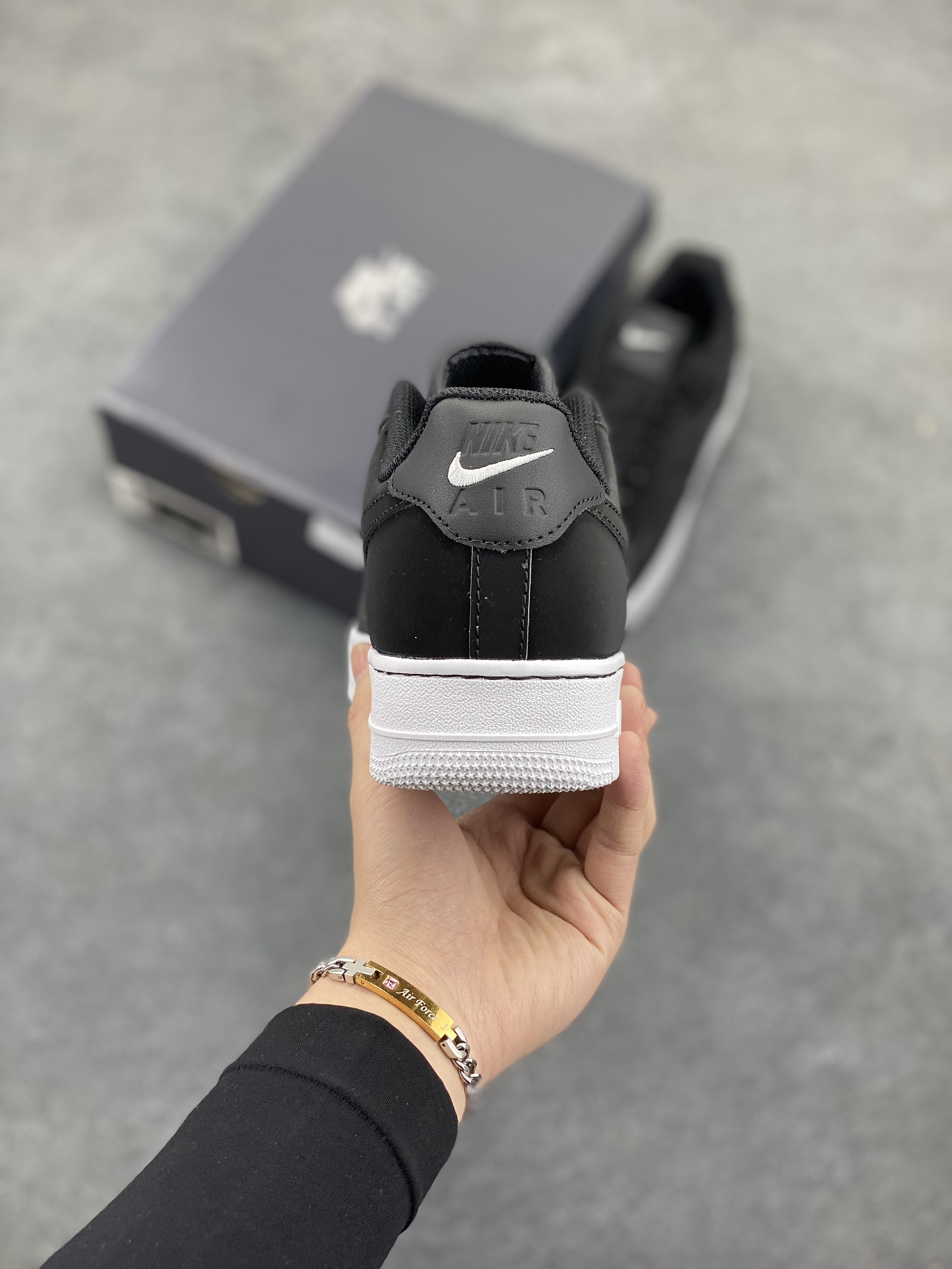 图片[4]-Nike Air Force 1 Low 空军一号低帮百搭休闲运动板鞋。柔软、弹性十足的缓震性能和出色的中底设计，横跨复古与现代的外型结合，造就出风靡全球三十多年的Force 1，直到今天还深受青睐。 货号：DQ8571-001 尺码：36 36.5 37.5 38 38.5 39 40 40.5 41 42 42.5 43 44 44.5 45-选品中心