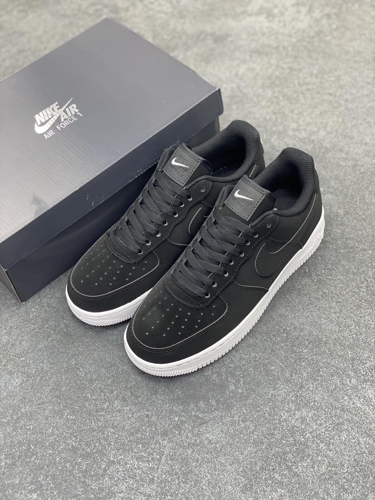 图片[8]-Nike Air Force 1 Low 空军一号低帮百搭休闲运动板鞋。柔软、弹性十足的缓震性能和出色的中底设计，横跨复古与现代的外型结合，造就出风靡全球三十多年的Force 1，直到今天还深受青睐。 货号：DQ8571-001 尺码：36 36.5 37.5 38 38.5 39 40 40.5 41 42 42.5 43 44 44.5 45-选品中心