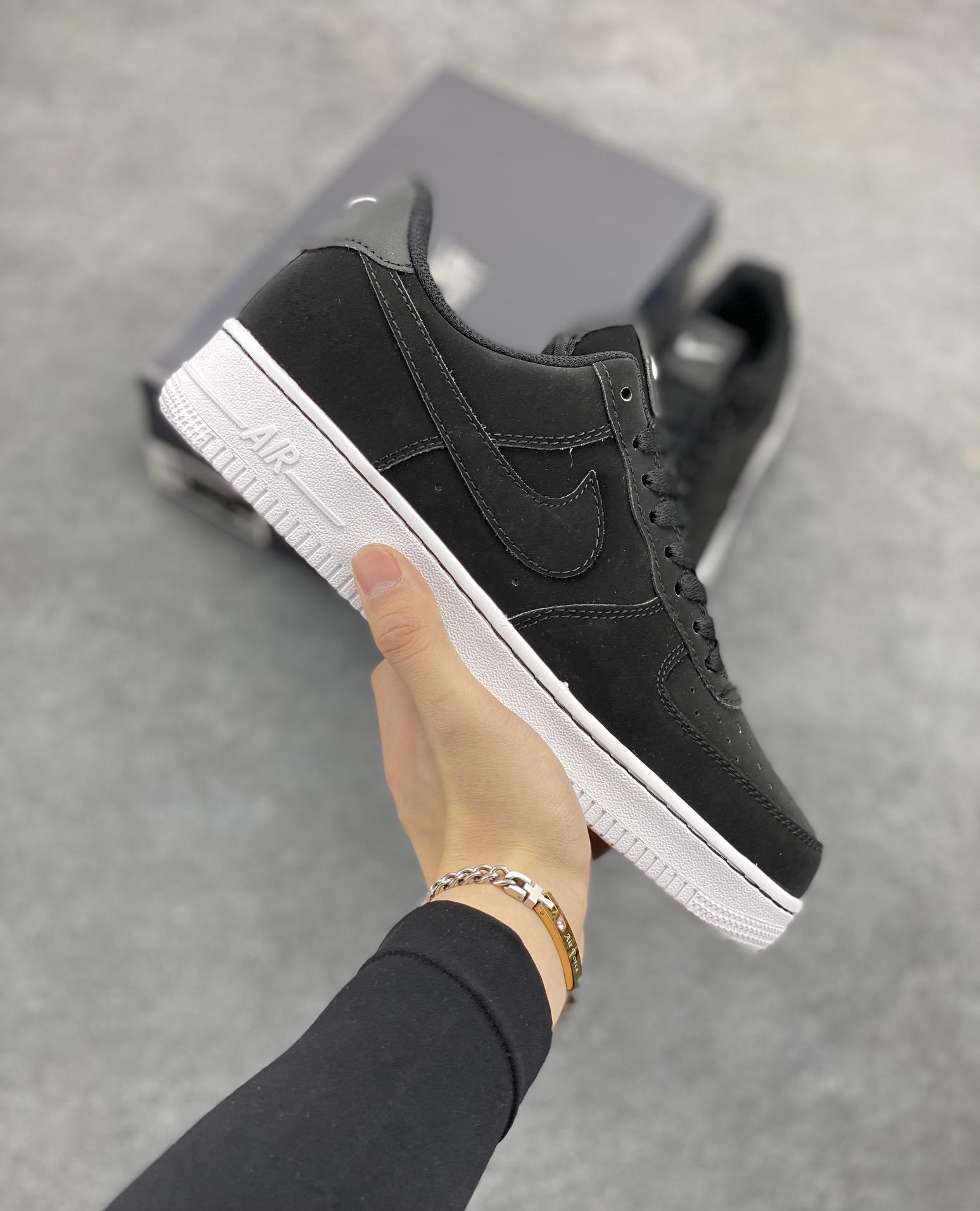 Nike Air Force 1 Low 空军一号低帮百搭休闲运动板鞋。柔软、弹性十足的缓震性能和出色的中底设计,横跨复古与现代的外型结合,造就出风靡全球三十多年的Force 1,直到今天还深受青睐。 货号:DQ8571-001 尺码:36 36.5 37.5 38 38.5 39 40 40.5 41 42 42.5 43 44 44.5 45-选品中心