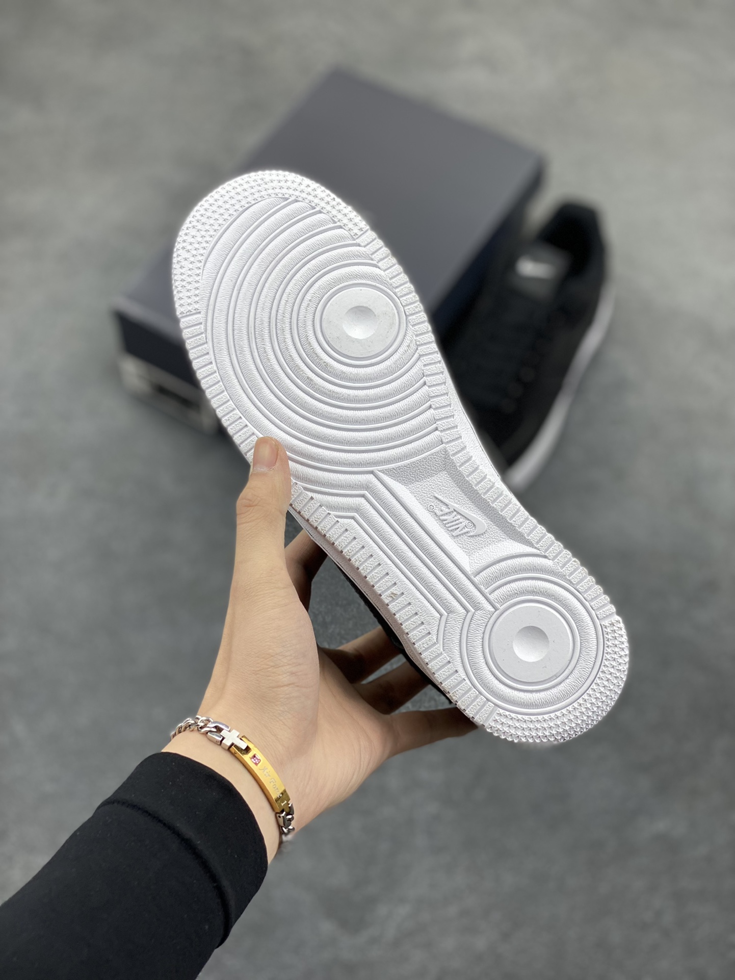图片[5]-Nike Air Force 1 Low 空军一号低帮百搭休闲运动板鞋。柔软、弹性十足的缓震性能和出色的中底设计，横跨复古与现代的外型结合，造就出风靡全球三十多年的Force 1，直到今天还深受青睐。 货号：DQ8571-001 尺码：36 36.5 37.5 38 38.5 39 40 40.5 41 42 42.5 43 44 44.5 45-选品中心