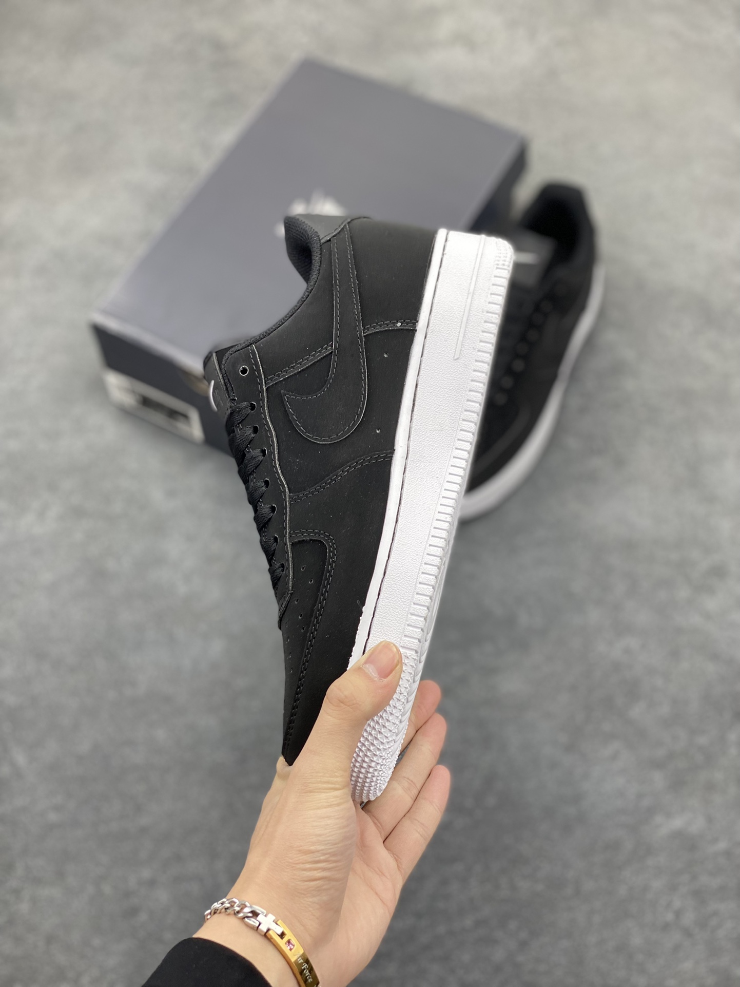 图片[3]-Nike Air Force 1 Low 空军一号低帮百搭休闲运动板鞋。柔软、弹性十足的缓震性能和出色的中底设计，横跨复古与现代的外型结合，造就出风靡全球三十多年的Force 1，直到今天还深受青睐。 货号：DQ8571-001 尺码：36 36.5 37.5 38 38.5 39 40 40.5 41 42 42.5 43 44 44.5 45-选品中心