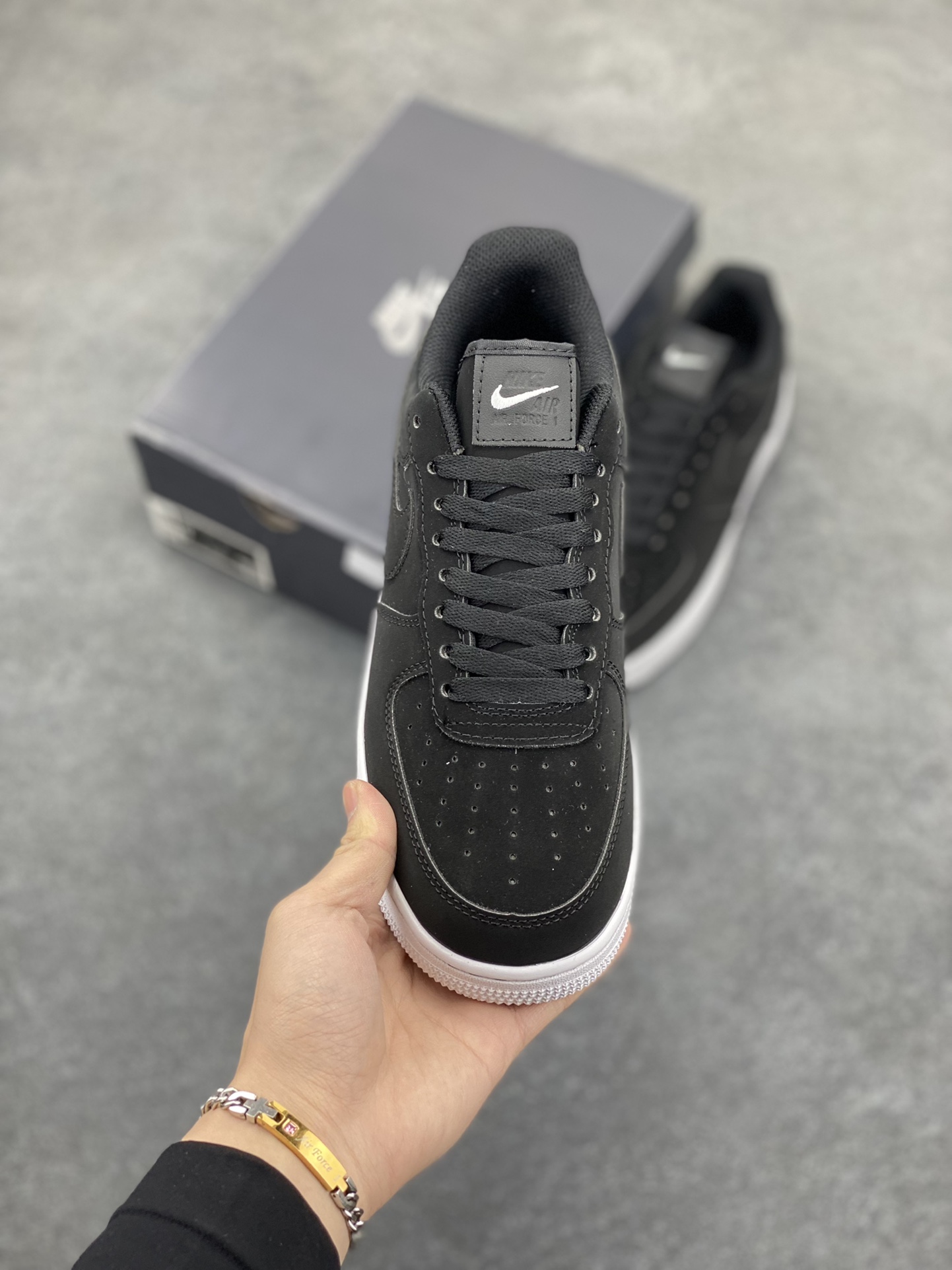 图片[2]-Nike Air Force 1 Low 空军一号低帮百搭休闲运动板鞋。柔软、弹性十足的缓震性能和出色的中底设计，横跨复古与现代的外型结合，造就出风靡全球三十多年的Force 1，直到今天还深受青睐。 货号：DQ8571-001 尺码：36 36.5 37.5 38 38.5 39 40 40.5 41 42 42.5 43 44 44.5 45-选品中心