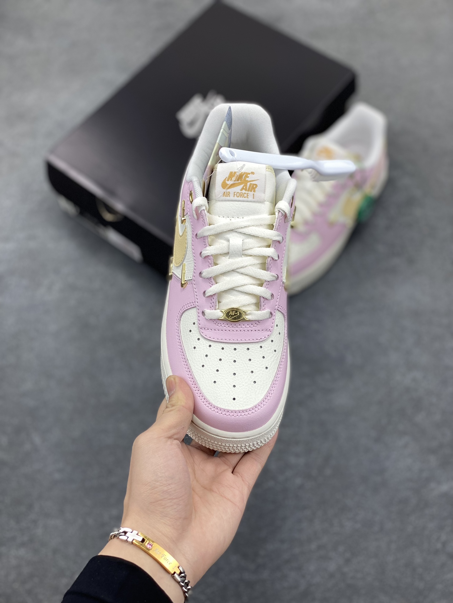 图片[2]-HY版本💯 Air Force 1\’ 07 粉金 原楦头原纸板 打造纯正空军版型 专注外贸渠道 全掌内置蜂窝气垫 #原盒配件 原厂中底钢印、拉帮完美 货号：IB2574-600 尺码：35.5 36 36.5 37.5 38 38.5 39 40-选品中心