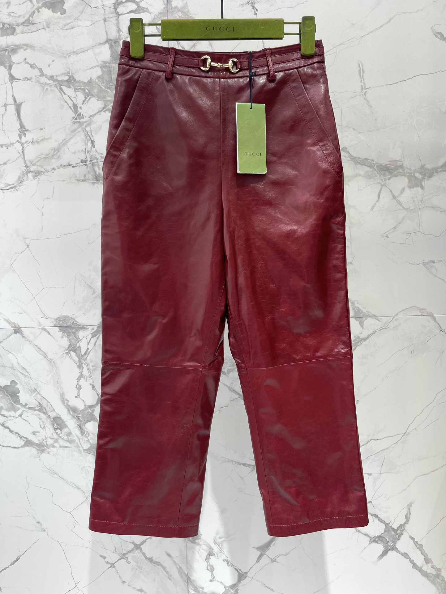 𝗚𝗨𝗖𝗖* 古驰春夏女士秀款重工皮裤

这款皮裤采用了重工打造，每一个细节都透露着奢华与精致。💎 从剪裁
