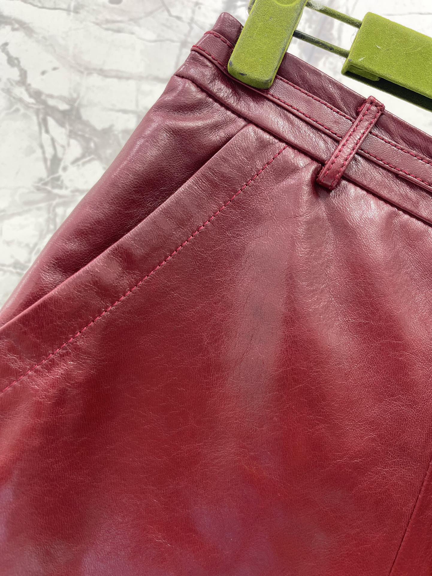 𝗚𝗨𝗖𝗖* 古驰春夏女士秀款重工皮裤

这款皮裤采用了重工打造，每一个细节都透露着奢华与精致。💎 从剪裁