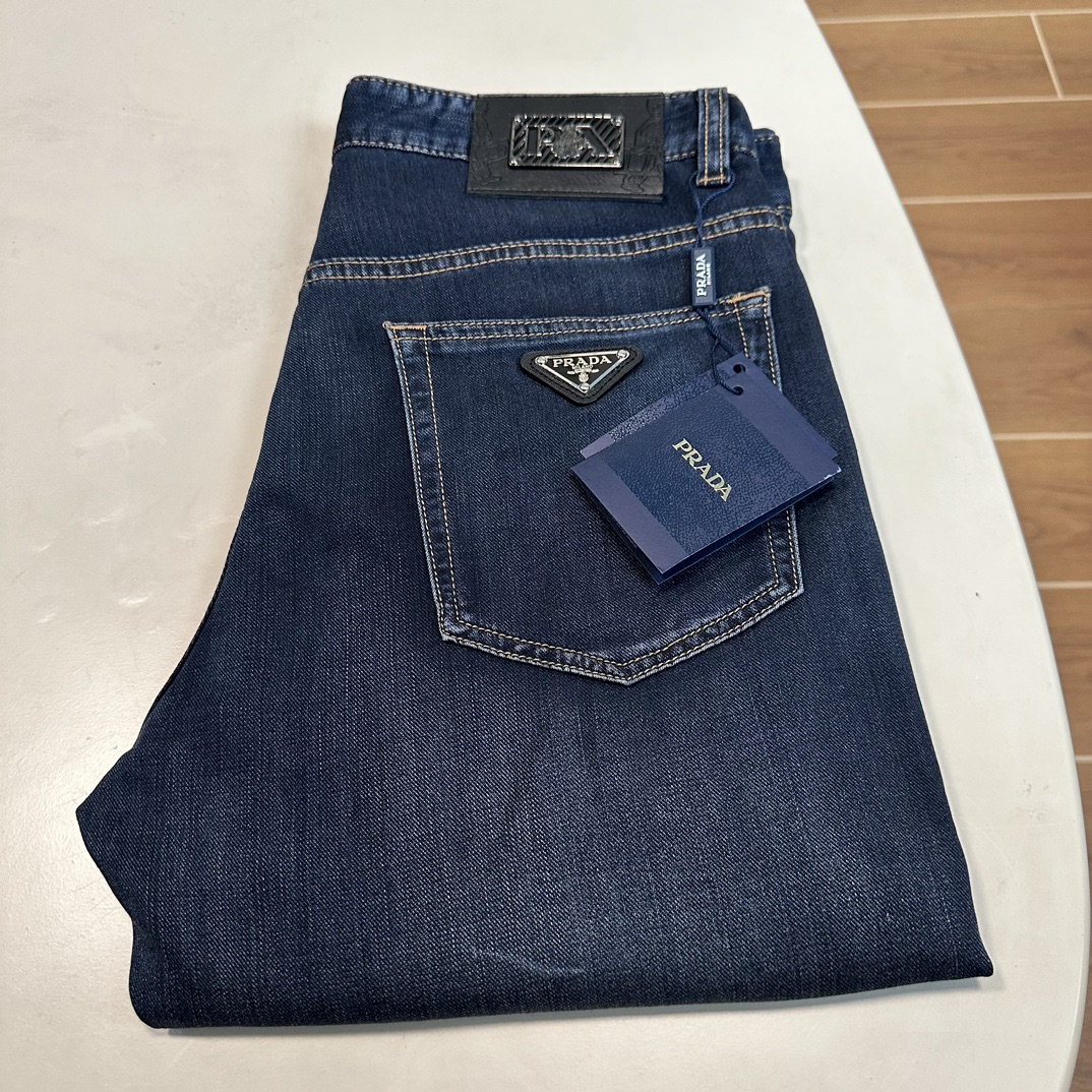 NO:429015,25 new models PRA Prada exclusively for new models jeans, high-end version!  Customized fabrics for counters are breathable and comfortable, with impeccable details, and the brand element design concept reflects high quality. The feel is delicate and soft!  It is casually cut, with a great upper body style!  29-40, prada, prada, jeans, alexander wang1986090925新款 PRA 普拉达独家专供新款 牛仔裤,高端版本！专柜定制面料 透气舒适度高,细节无可挑剔,品牌元素设计理念,体现高品质.手感细腻柔软！呈现休闲裁剪,上身版型超赞！ 码数29-40,,prada,prada,jeans,alexander wang,Men's clothing