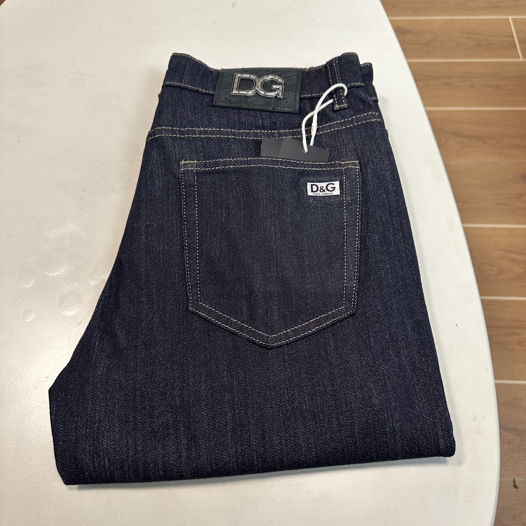 NO:462161,25 new models DG Dolce & Gabbana exclusively for new models jeans, high-end version!  Customized fabrics for counters are breathable and comfortable, with impeccable details, and the brand element design concept reflects high quality. The feel is delicate and soft!  It is casually cut, with a great upper body style!  29-40, Dolce & Gabbana, jeans, alexander wang1986090925新款 DG 杜嘉班纳独家专供新款 牛仔裤,高端版本！专柜定制面料 透气舒适度高,细节无可挑剔,品牌元素设计理念,体现高品质.手感细腻柔软！呈现休闲裁剪,上身版型超赞！ 码数29-40,,Dolce&Gabbana,jeans,alexander wang,Men's clothing