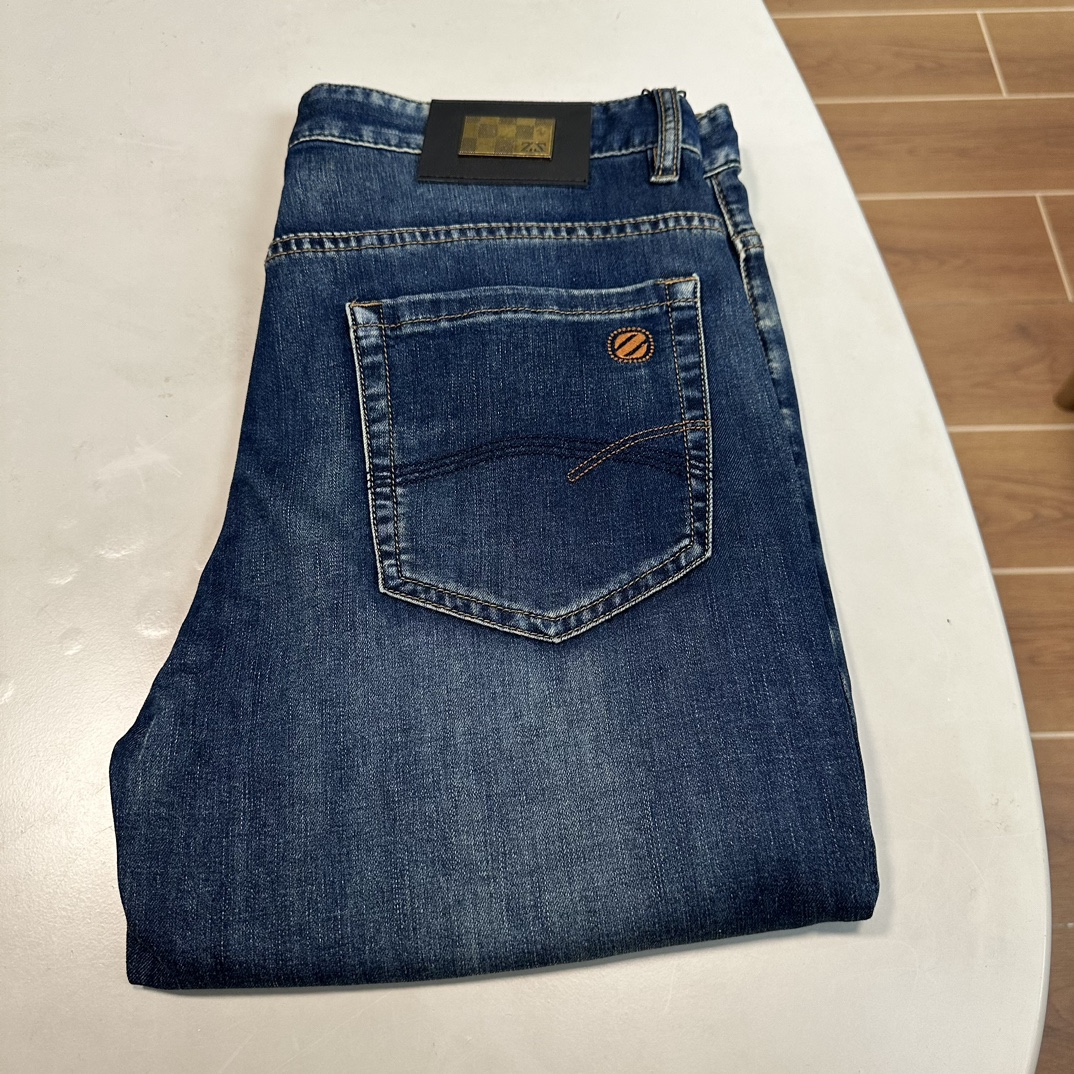 NO:430830,25 new models, exclusive new models, jeans, high-end version!  Customized fabrics for counters are breathable and comfortable, with impeccable details, and the brand element design concept reflects high quality. The feel is delicate and soft!  It is casually cut, with a great upper body style!  29-40 yards, zegna, jeans, alexander wang1986090925新款 杰尼亚独家专供新款 牛仔裤,高端版本！专柜定制面料 透气舒适度高,细节无可挑剔,品牌元素设计理念,体现高品质.手感细腻柔软！呈现休闲裁剪,上身版型超赞！ 码数29-40,,zegna,jeans,alexander wang,Men's clothing