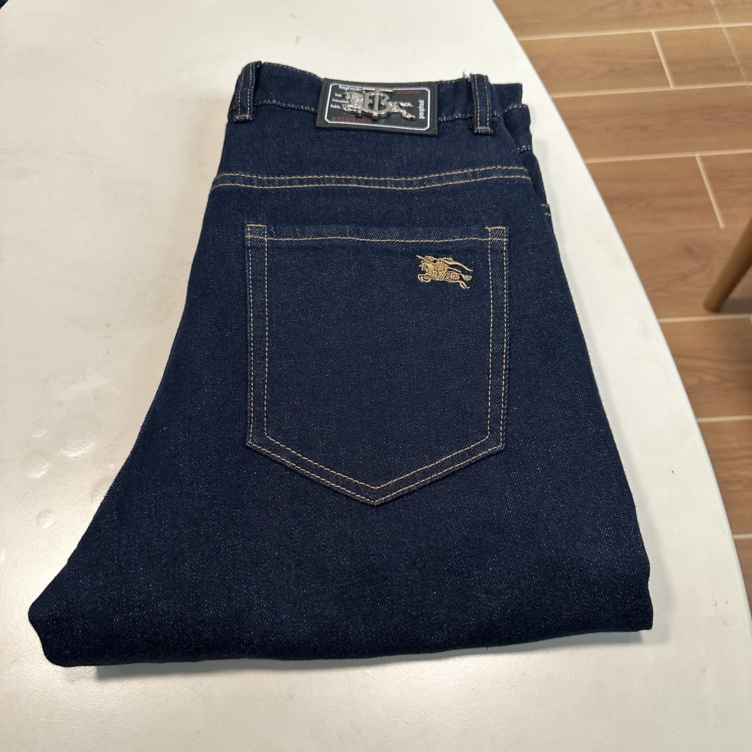 NO:413144,25 new BBR Burberry exclusively for new jeans, high-end version!  Customized fabrics for counters are breathable and comfortable, with impeccable details, and the brand element design concept reflects high quality. The feel is delicate and soft!  It is casually cut, with a great upper body style!  29-40, burberry, jeans, alexander wang1986090925新款BBR 巴宝莉独家专供新款 牛仔裤,高端版本！专柜定制面料 透气舒适度高,细节无可挑剔,品牌元素设计理念,体现高品质.手感细腻柔软！呈现休闲裁剪,上身版型超赞！ 码数29-40,,burberry,jeans,alexander wang,Men's clothing