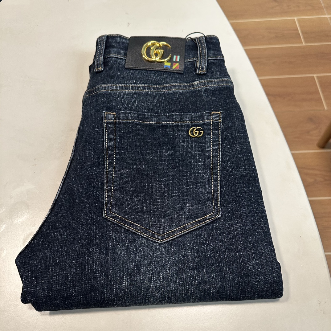 NO:413139,25 new GU Gucci exclusively for new jeans, high-end version!  Customized fabrics for counters are breathable and comfortable, with impeccable details, and the brand element design concept reflects high quality. The feel is delicate and soft!  It is casually cut, with a great upper body style!  Number of codes 29-40, gucci, jeans, alexander wang1986090925新款GU 古驰独家专供新款 牛仔裤,高端版本！专柜定制面料 透气舒适度高,细节无可挑剔,品牌元素设计理念,体现高品质.手感细腻柔软！呈现休闲裁剪,上身版型超赞！ 码数29-40,,gucci,jeans,alexander wang,Men's clothing