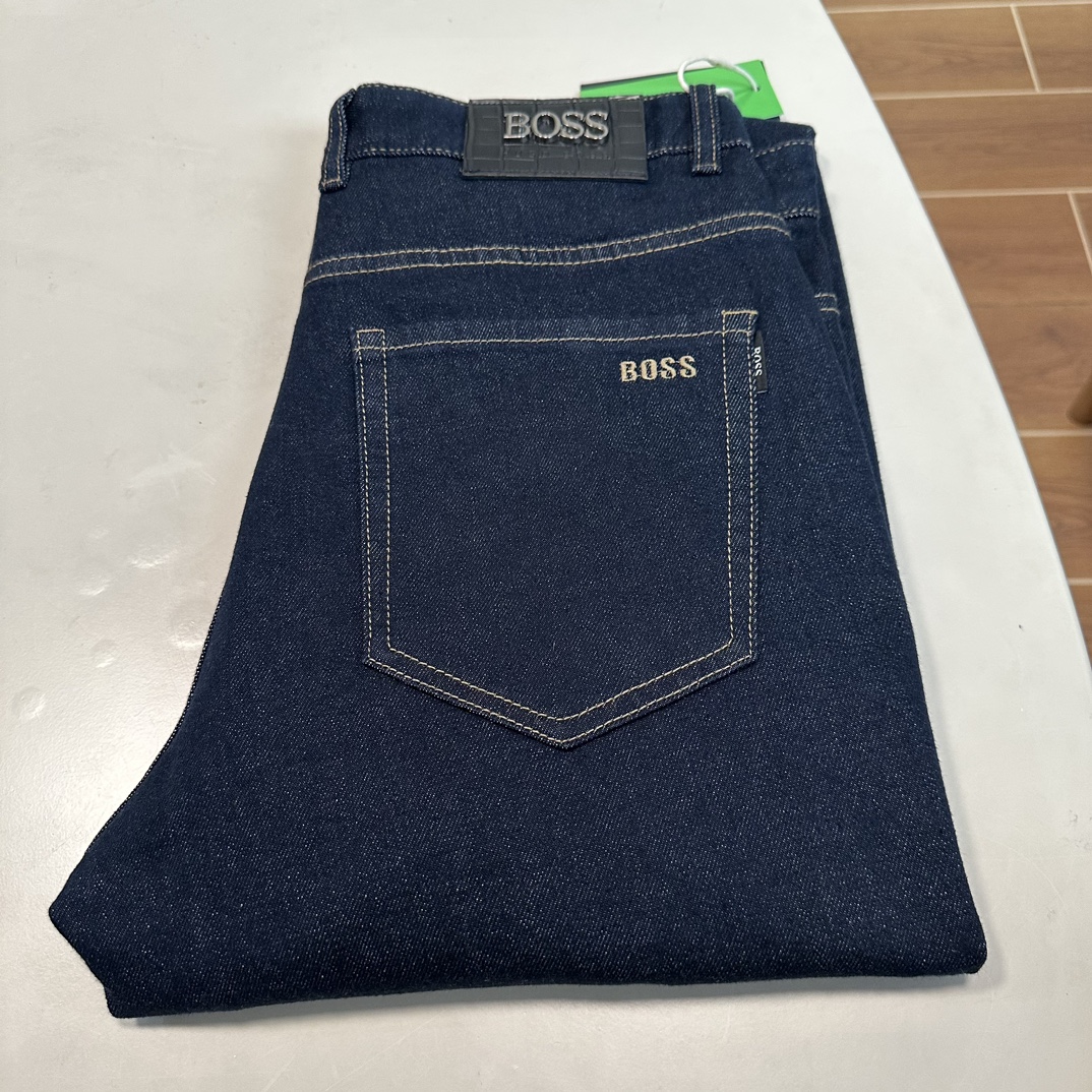 NO:413085,25 new BOSS exclusively available for new jeans, high-end version!  Customized fabrics for counters are breathable and comfortable, with impeccable details, and the brand element design concept reflects high quality. The feel is delicate and soft!  It is casually cut, with a great upper body style!  29-40 yards, jeans,alexander wang1986090925新款BOSS独家专供新款 牛仔裤,高端版本！专柜定制面料 透气舒适度高,细节无可挑剔,品牌元素设计理念,体现高品质.手感细腻柔软！呈现休闲裁剪,上身版型超赞！ 码数29-40,,jeans,alexander wang,Men's clothing