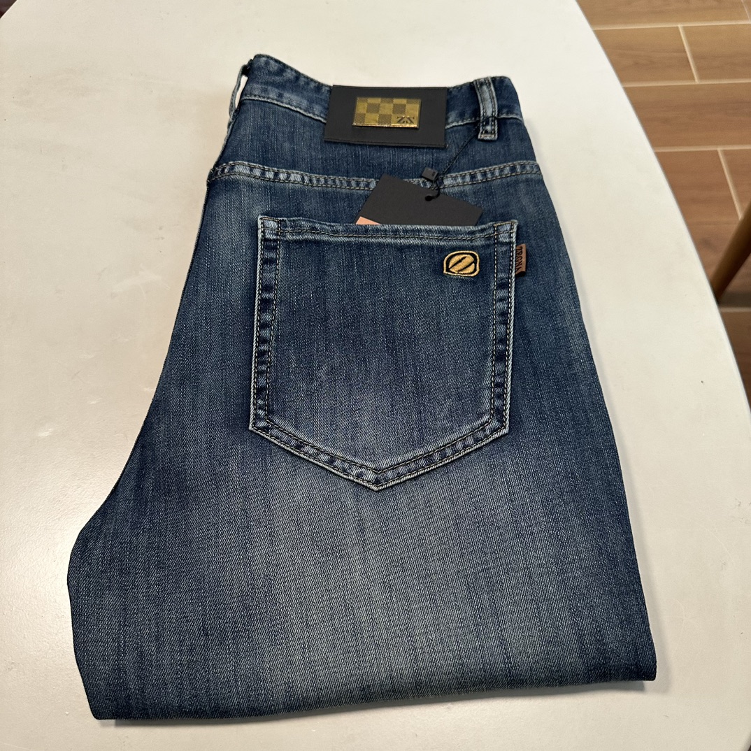 NO:413092,25 new models, exclusive new models, jeans, high-end version!  Customized fabrics for counters are breathable and comfortable, with impeccable details, and the brand element design concept reflects high quality. The feel is delicate and soft!  It is casually cut, with a great upper body style!  29-40 yards, zegna, jeans, alexander wang1986090925新款 杰尼亚独家专供新款 牛仔裤,高端版本！专柜定制面料 透气舒适度高,细节无可挑剔,品牌元素设计理念,体现高品质.手感细腻柔软！呈现休闲裁剪,上身版型超赞！ 码数29-40,,zegna,jeans,alexander wang,Men's clothing