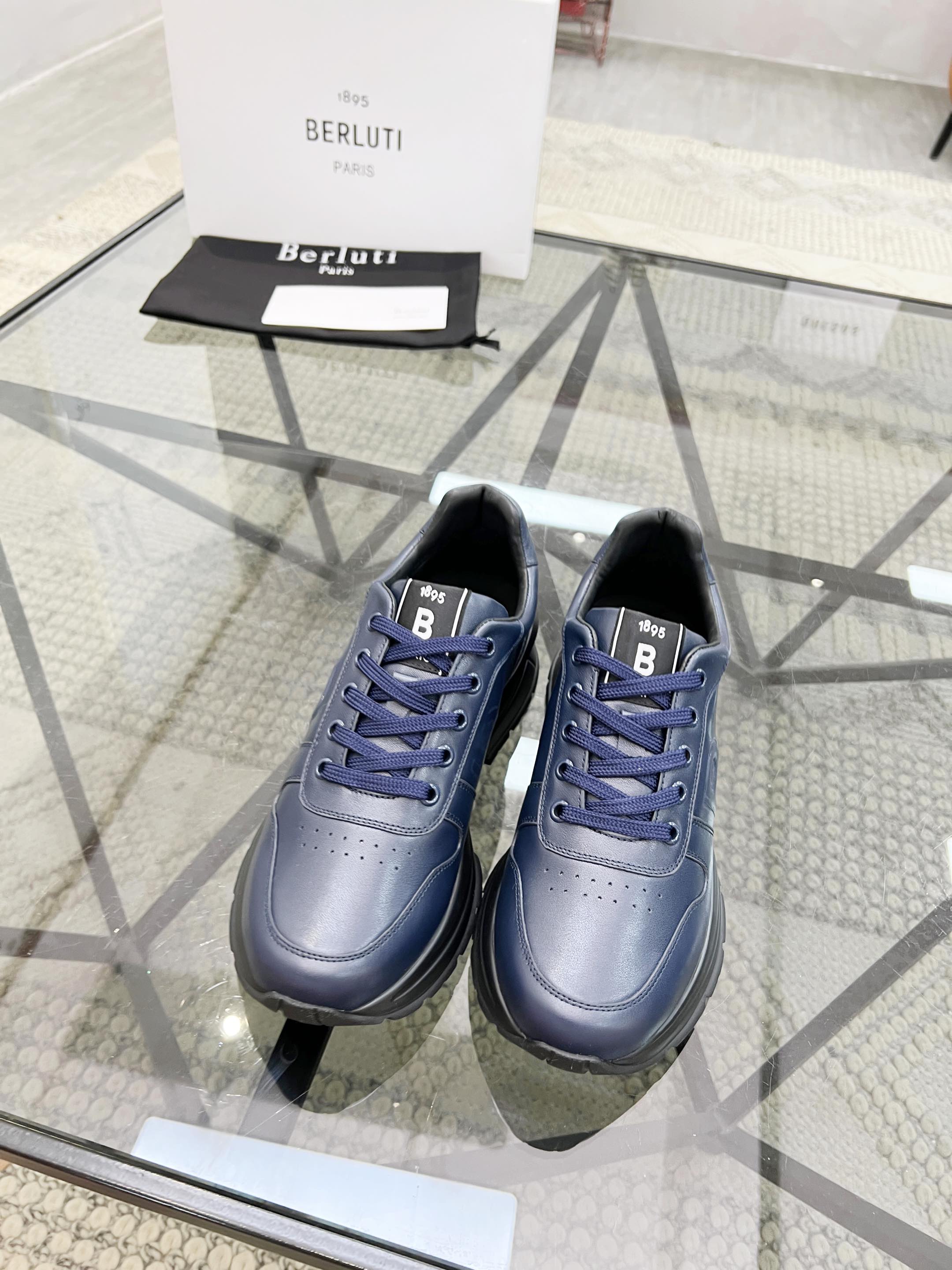 NO:221958,Brand Berluti Color Original Color Size 39-44 Customized 38.45 Price Material Berluti 2025 New Model High-end Top · Original Single Ber* Berluti French Top Men's Shoes, Berluti's Brand's debut broke the convention and launched a new Edge last. This bold improvement of the iconic last is of great significance to its unique shape and width of the side. On Alessandro shoes, this angular outline is more perspective-like by Kris' bold and professional new Cloudy dyeing. It is both business and casual. Classic and fashionable!  The handwritten patterns on the shoe body add a lot of color, Berluti, christian louboutin, Dolce & Gabbana19860909品牌Berluti 颜色原版配色 码数39-44定做38.45 价格 材质伯尔鲁帝2025新款 高端 顶级·原单Ber*布鲁提法国顶级男鞋,Berluti品牌的首秀中打破常规,推出全新的Edge鞋楦.标志性鞋楦的这种大胆改良,对于其独特形状和边宽创意工作意义重大、在Alessandro鞋履上,这种棱角分明的轮廓经Kris大胆专业的全新Cloudy 染色显得更有透视感.既商务又休闲.经典时尚！鞋身的手写纹更为其增色不少,Berluti 布鲁提,christian louboutin,Dolce&Gabbana,Men's shoes