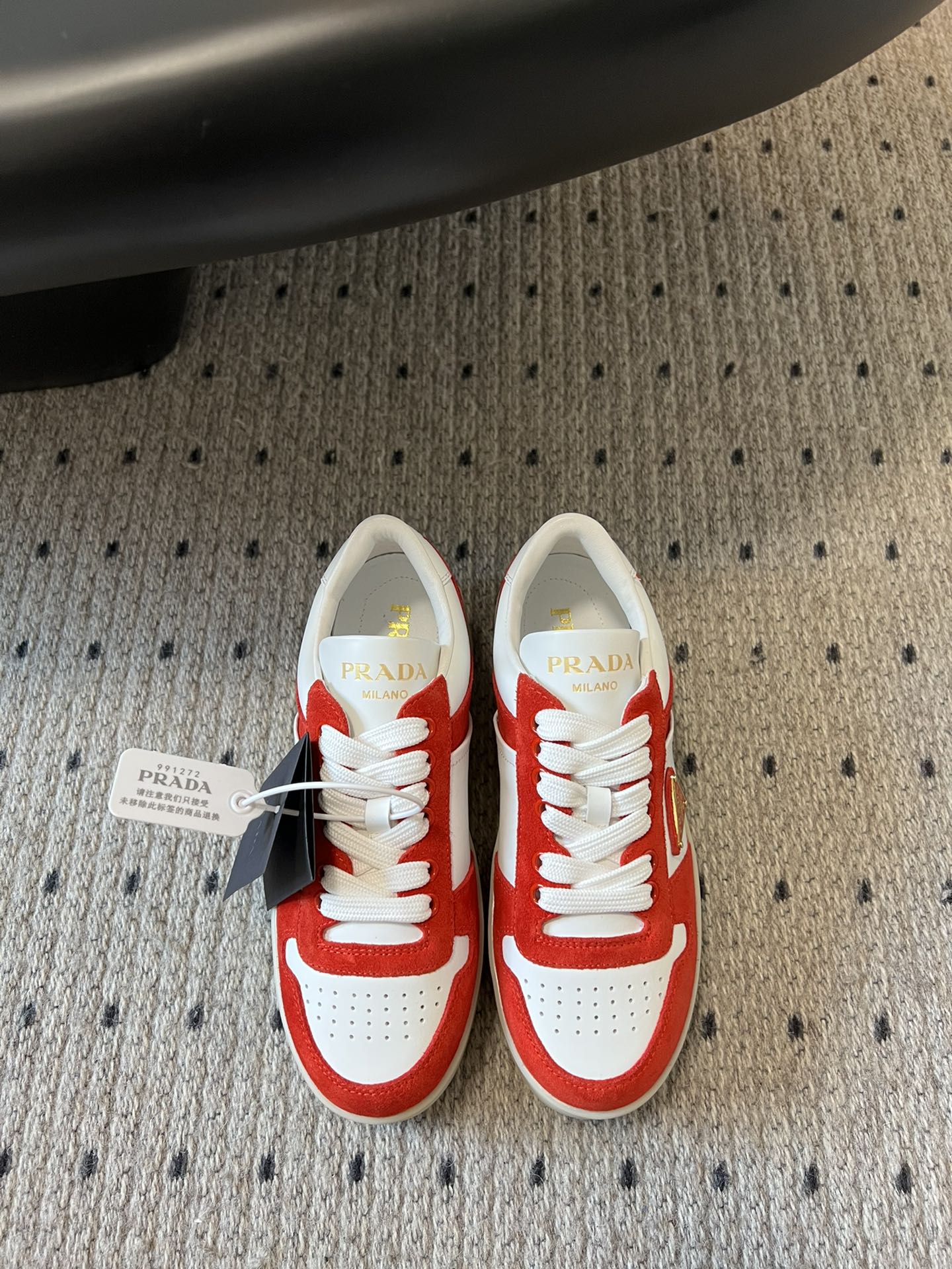 NO:165976,prad* 25ss P home 25 spring and summer thick-soled white shoes (German training style) Suede and glossy leather splicing contrast color, good detail, triangle embellishment, simple and high-end!  The key is that the legs are long and the legs are easily lengthened!  size 35-41, casual shoes/sports shoes, prada, sneakers, chamois leather19860909prad* 25ss p家25春夏厚底小白鞋（德训风格） 麂皮和光面皮拼接撞色,细节感跟好 三角标点缀,简单高级！关键上脚超显腿长,轻松拉长腿部显腿！ size 35-41,休闲鞋/运动鞋,prada,sneakers,chamois leather,Women's Shoes