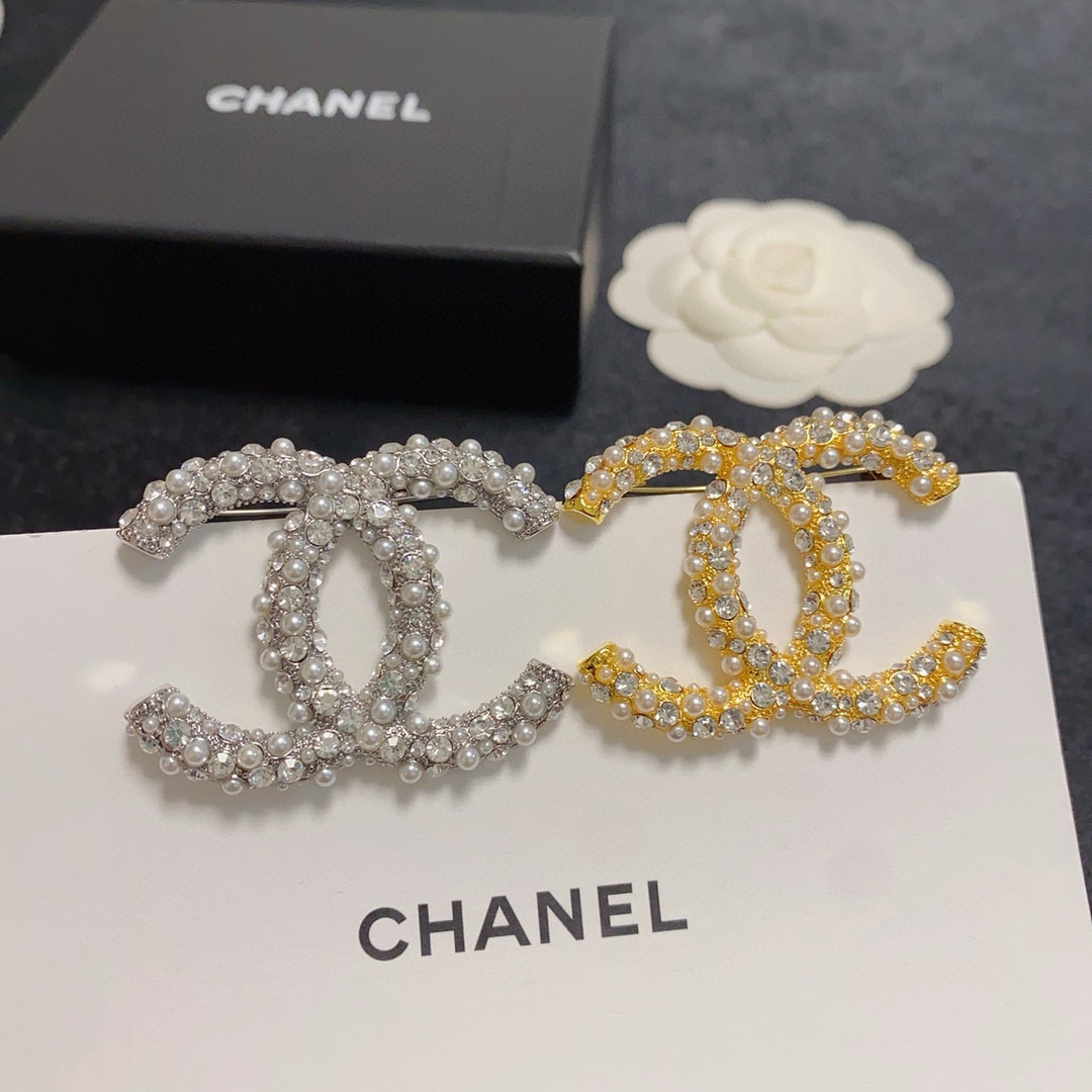 NO:112127,CHANEL Xiaoxiang The new style of the counter is a jewelry that is full of diamond pearls. It is the jewelry that understands women the most. Women who devote all their efforts to be themselves often cherish the meaning of the brooch more. Ms. Chanel pins the brooch on the hat and tells those fashionable ladies who imitate her [breast is very practical. It can be pinned on the suit collar, pocket, hat, belt or evening dress. The jewelry is fine, chanel, chanel, business suit, brooch, breastpin, hats19860909CHANEL小香 专柜新款镶满钻珍珠香奈儿胸针,是最懂女人的饰物.那些倾注了全部心血去做自己的女人,往往更珍惜胸针的意义.香奈儿女士把胸针别在帽子上,并告诉那些模仿她的时髦女士们[胸针可是非常实用,它可以别在西装领上、口袋上、帽子上、腰带上或者是晚礼服上,饰品精品,chanel,chanel,business suit,brooch，breastpin,hats,Jewelry