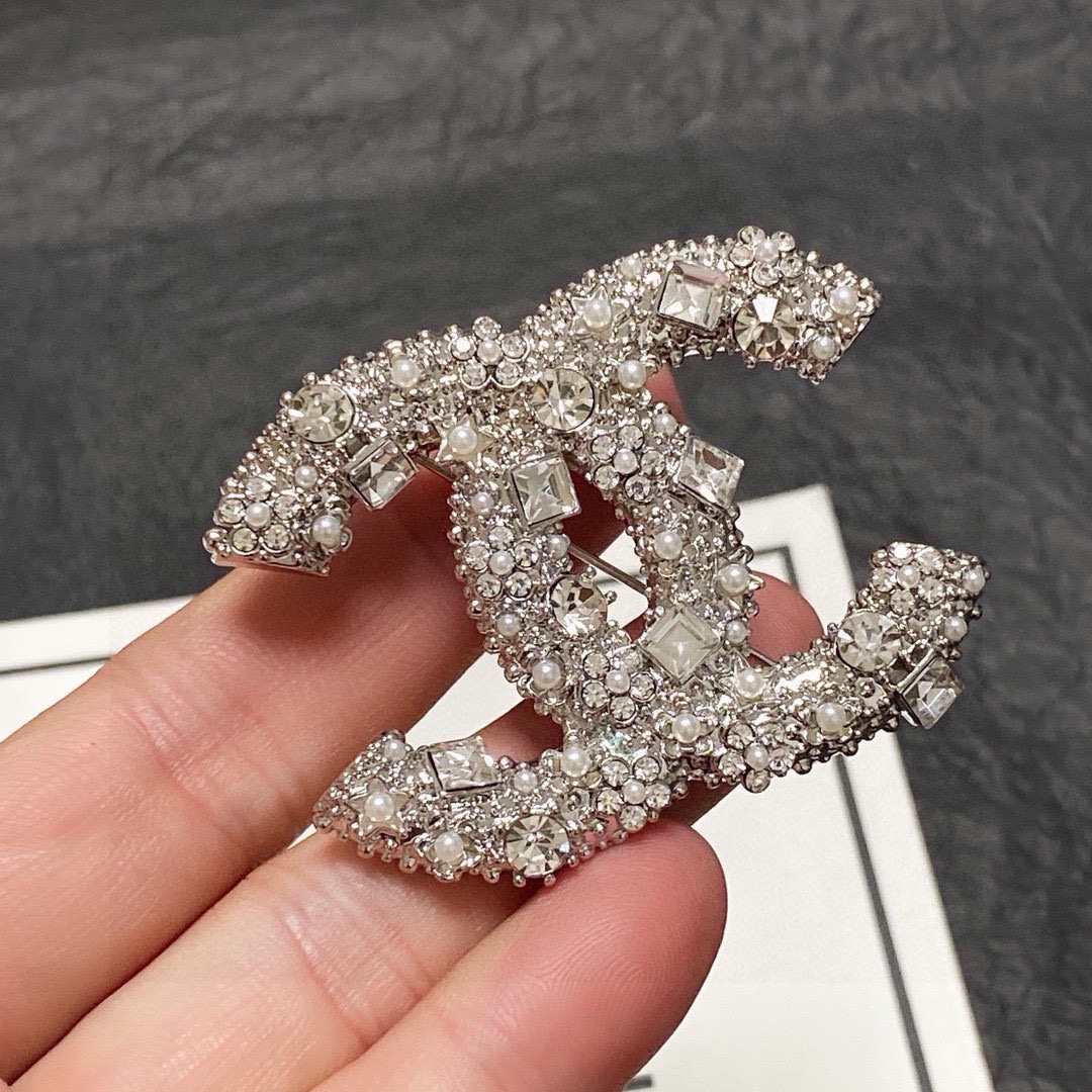 NO:112131,CHANEL Xiaoxiang The new style of the counter is the jewelry that understands women the most. Women who devote all their efforts to be themselves often cherish the meaning of the brooch more. Ms. Chanel pins the brooch on the hat and tells those fashionable ladies who imitate her [breast is very practical, it can be pinned on the suit collar, pocket, hat, belt or evening dress, jewelry quality, chanel, chanel, business suit, brooch, breastpin, hats19860909CHANEL小香 专柜新款同步上新香奈儿胸针,是最懂女人的饰物.那些倾注了全部心血去做自己的女人,往往更珍惜胸针的意义.香奈儿女士把胸针别在帽子上,并告诉那些模仿她的时髦女士们[胸针可是非常实用,它可以别在西装领上、口袋上、帽子上、腰带上或者是晚礼服上,饰品精品,chanel,chanel,business suit,brooch，breastpin,hats,Jewelry