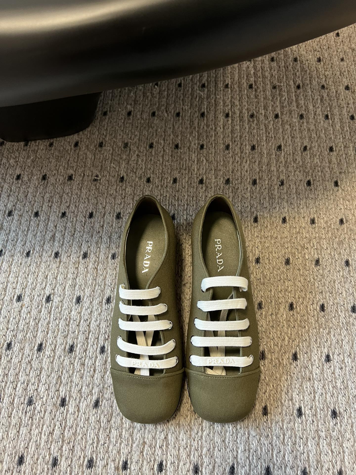 NO:384765,Original development and purchasing grade Prada 25ss new Prada strap hollow shoelaces Mary Zhen thick heels This fashionable high heels are made of imported pure cotton cloth special encrypted weaving method, without tongue hollow design and lace embellishment, highlighting the retro and fashionable style. Upper imported twill pure cotton cloth, inner mixed-bred sheepskin inner sole Italian genuine leather sole (original open molding injection molding) Size 35-39 (40.41 customization without return and exchange), single shoes, prada, prada, mary jane, high heels, sheepskin19860909原版开发代购级 普拉达25 ss新款Prada绑带镂空鞋带玛丽珍粗跟单鞋 这款时尚的高跟鞋采用进口纯棉布特殊加密织法制成,无鞋舌镂空设计加鞋带点缀,彰显复古时尚风范. 鞋面进口斜纹纯棉布 内里混种羊皮内里 鞋底意大利真皮鞋底（原版开模注塑） 码数35-39（40.41定制不退换）,单鞋,prada,prada,mary jane,high heels,sheepskin,Women's Shoes