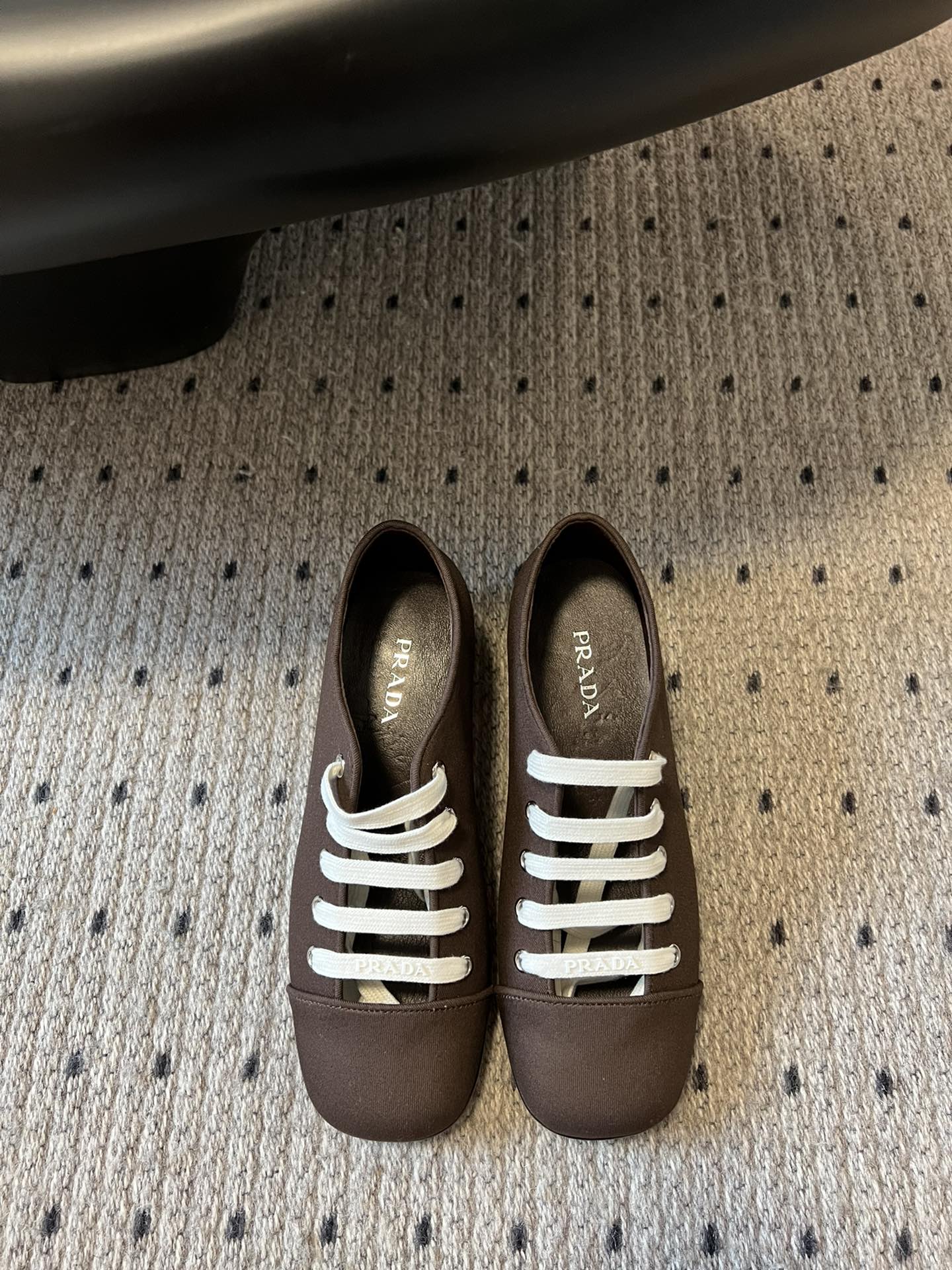 NO:384775,Original development and purchasing grade Prada 25ss new Prada strap hollow shoelaces Mary Zhen thick heels This fashionable high heels are made of imported pure cotton cloth special encrypted weaving method, with no tongue hollow design and lace embellishment, highlighting the retro and fashionable style. Upper imported twill pure cotton cloth, inner mixed-bred sheepskin inner sole Italian genuine leather sole (original open molding injection molding) Size 35-39 (40.41 customization without return and exchange), single shoes, prada, prada, mary jane, high heels, sheepskin19860909原版开发代购级 普拉达25 ss新款Prada绑带镂空鞋带玛丽珍粗跟单鞋 这款时尚的高跟鞋采用进口纯棉布特殊加密织法制成,无鞋舌镂空设计加鞋带点缀,彰显复古时尚风范. 鞋面进口斜纹纯棉布 内里混种羊皮内里 鞋底意大利真皮鞋底（原版开模注塑） 码数35-39（40.41定制不退换）,单鞋,prada,prada,mary jane,high heels,sheepskin,Women's Shoes